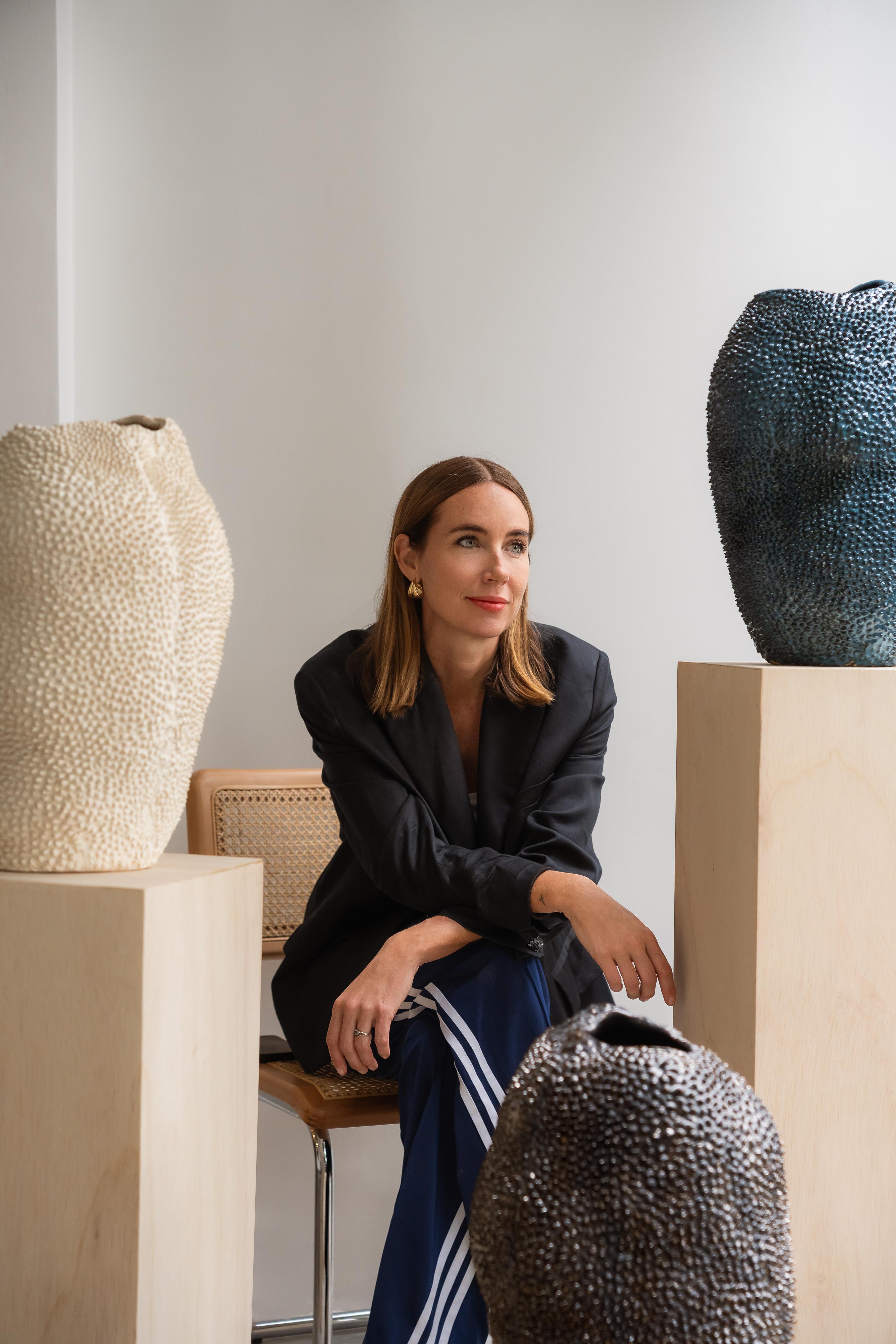 Vase Jaca No. 17 en céramique organique texturée noire par Hanna Englund en vente 1