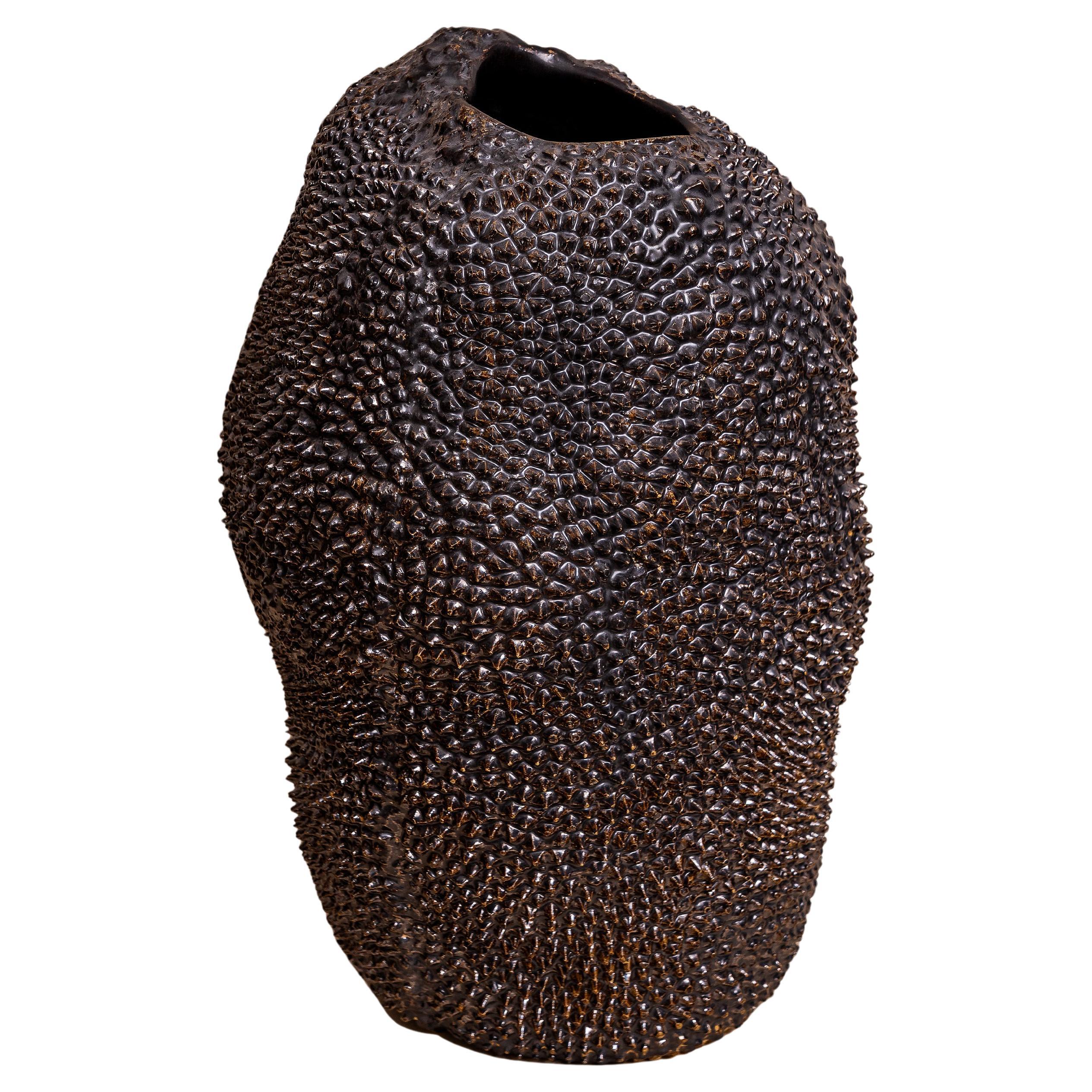 Vase Jaca No. 17 en céramique organique texturée noire par Hanna Englund