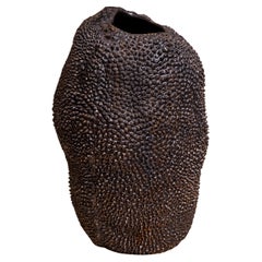 Jarrón Jaca n.º 17 de cerámica negra con textura orgánica by Hanna Englund
