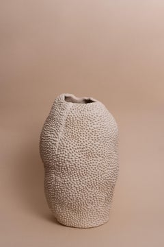 Vaso Jaca No. 17 in ceramica a struttura organica bianco sporco di Hanna Englund