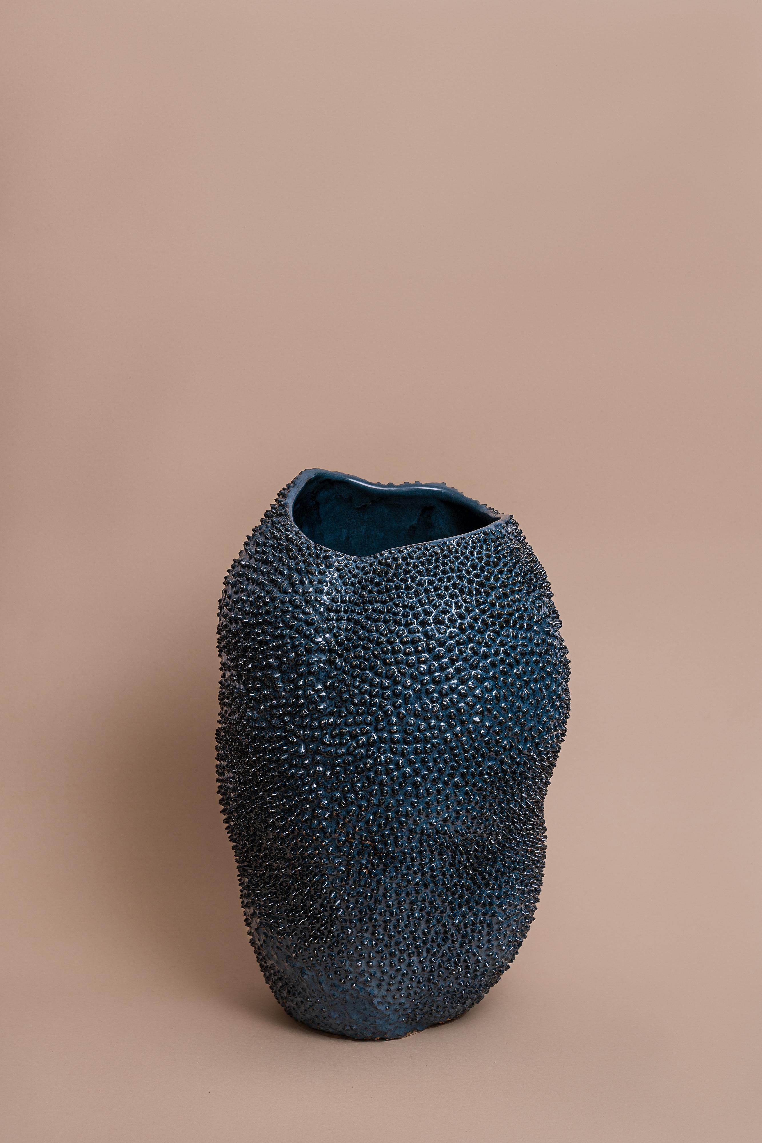 Vase Jaca No. 17 en céramique texturée organique bleu pétrole par Hanna Englund
Dimensions : D 27 x L 28 x H 44,5 cm. 
Matériaux : Céramique.

Grand vase avec un extérieur à la texture organique. Cette pièce peut être utilisée comme complément