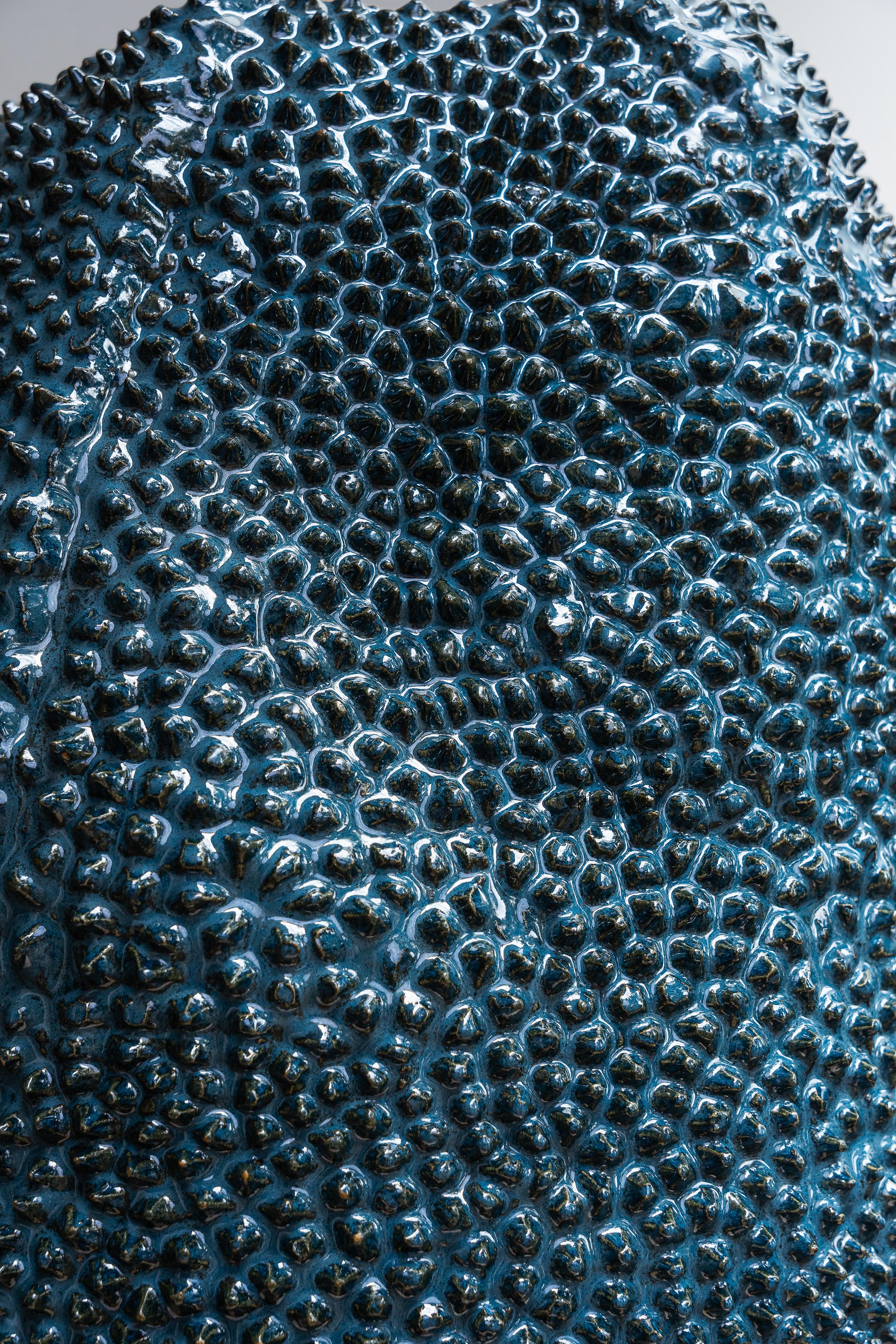 Postmoderne Vase Jaca No. 17 en céramique texturée organique bleu pétrole par Hanna Englund en vente
