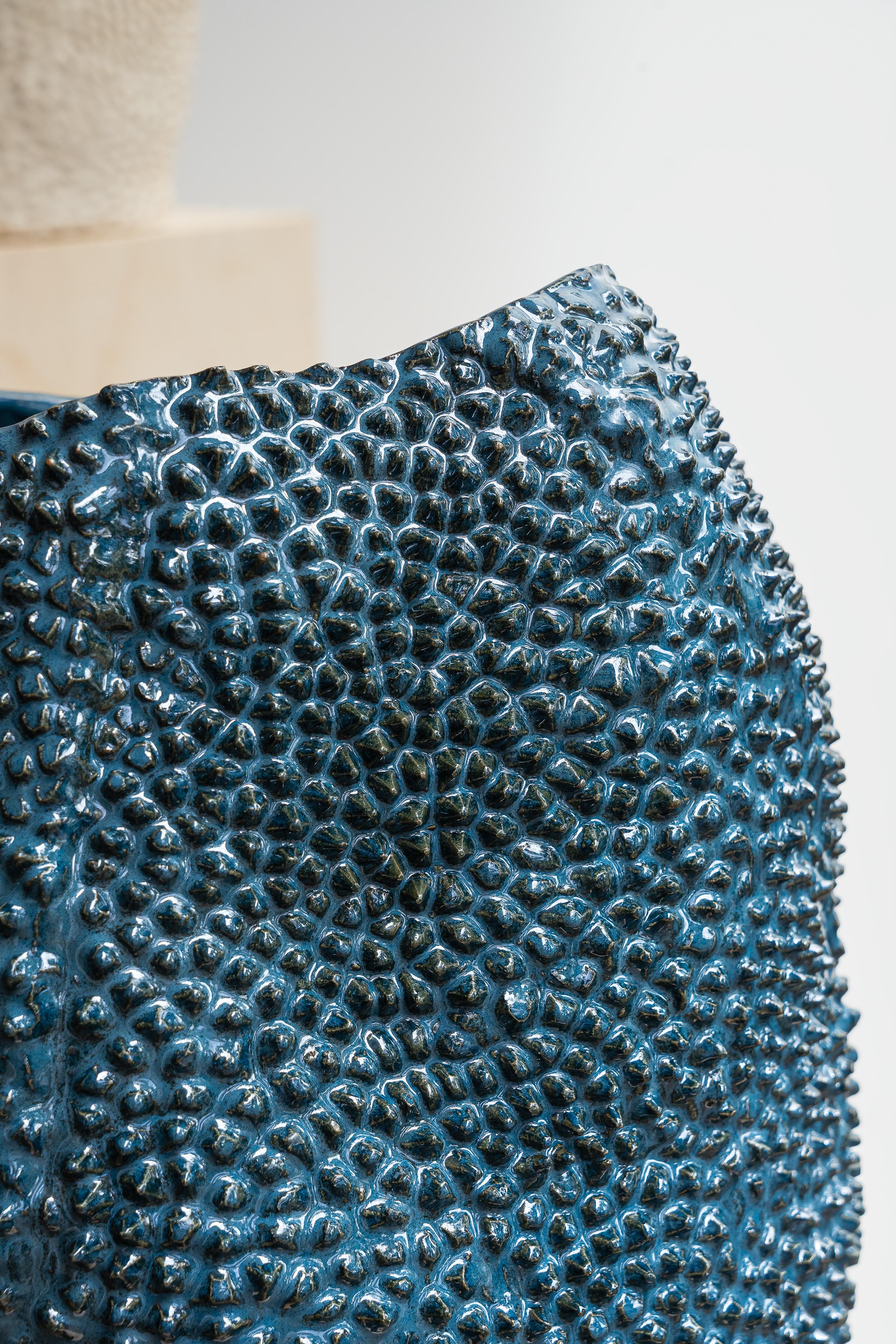 Brésilien Vase Jaca No. 17 en céramique texturée organique bleu pétrole par Hanna Englund en vente