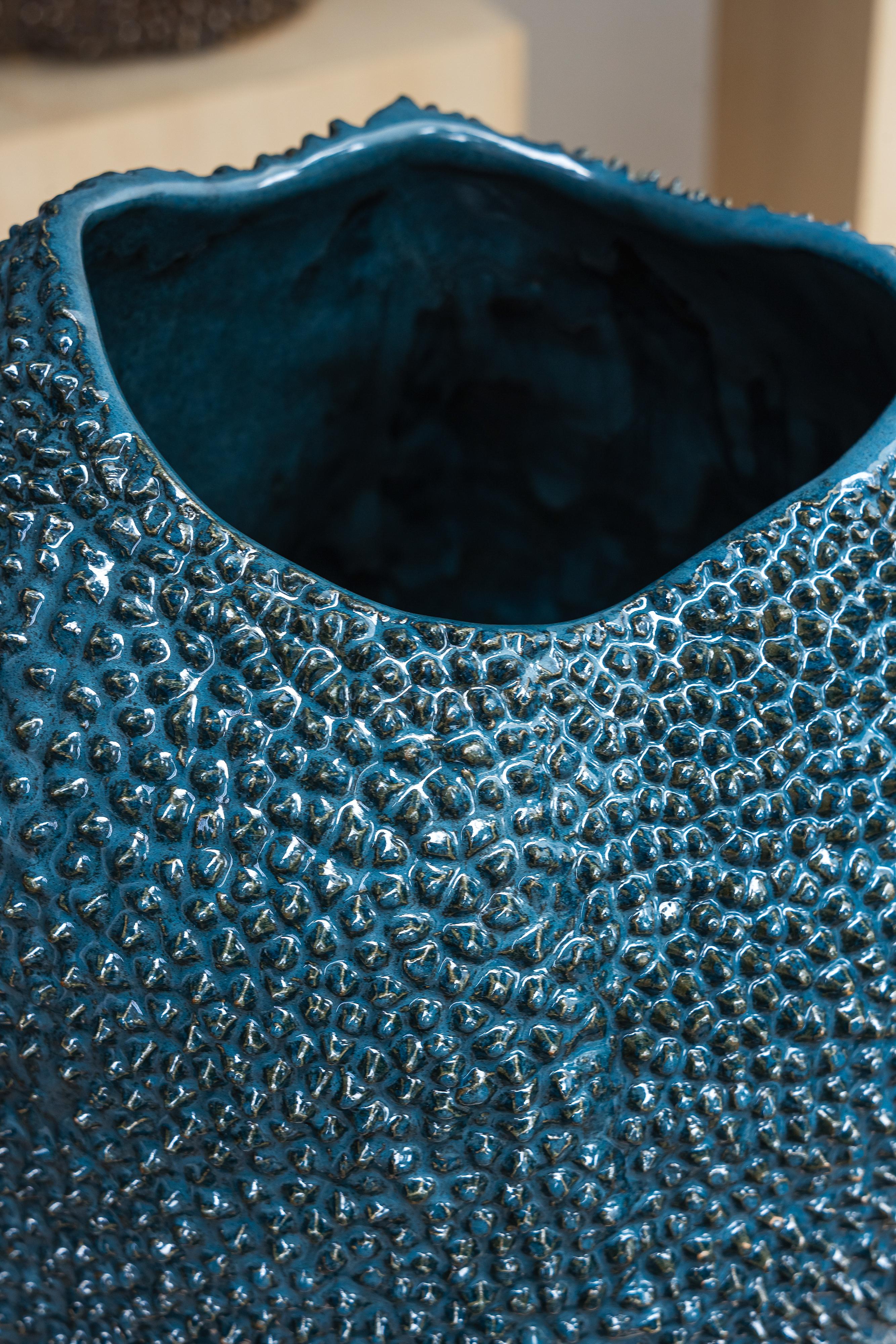 Autre Vase Jaca No. 17 en céramique texturée organique bleu pétrole par Hanna Englund en vente