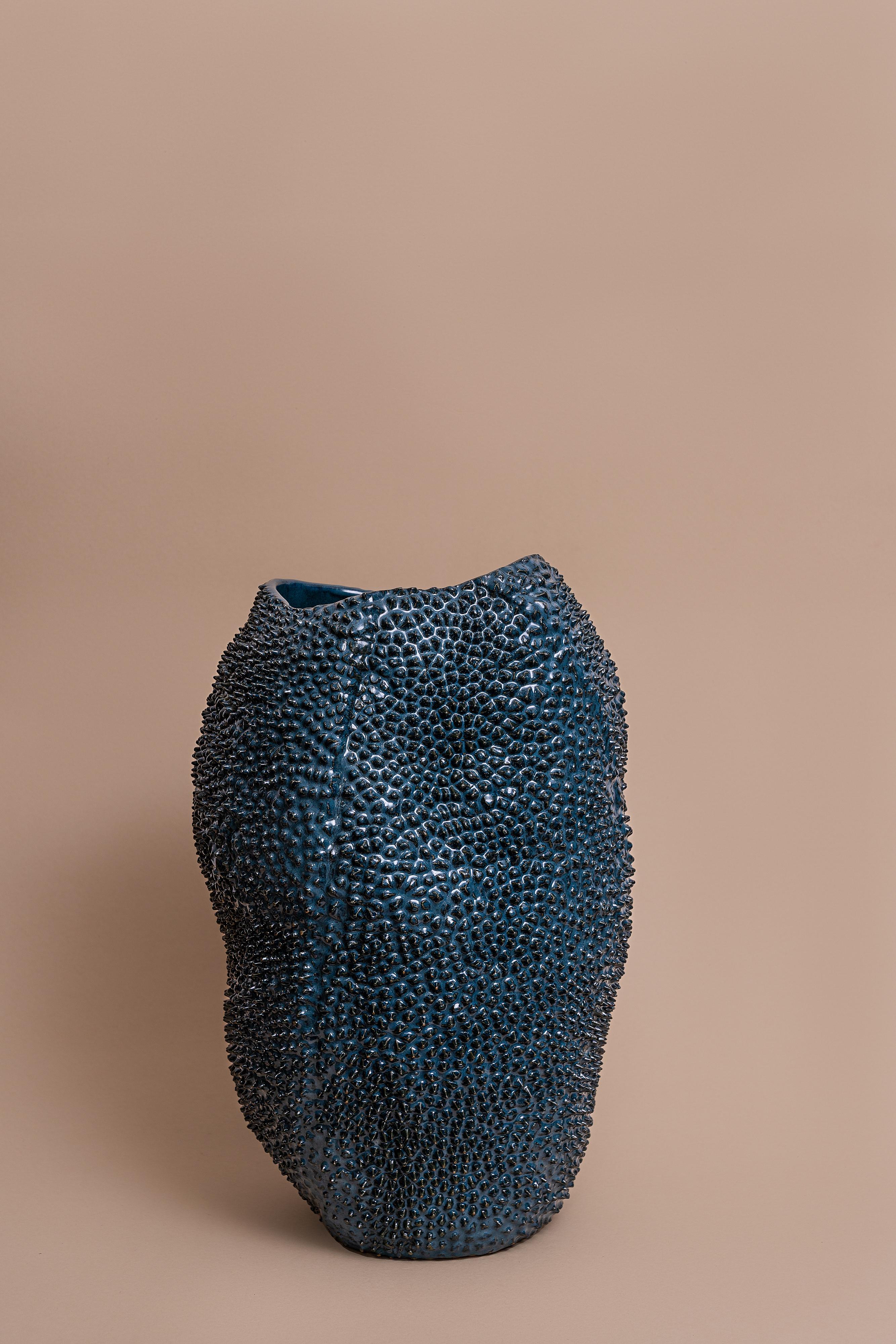 Vase Jaca No. 17 en céramique texturée organique bleu pétrole par Hanna Englund Neuf - En vente à Geneve, CH