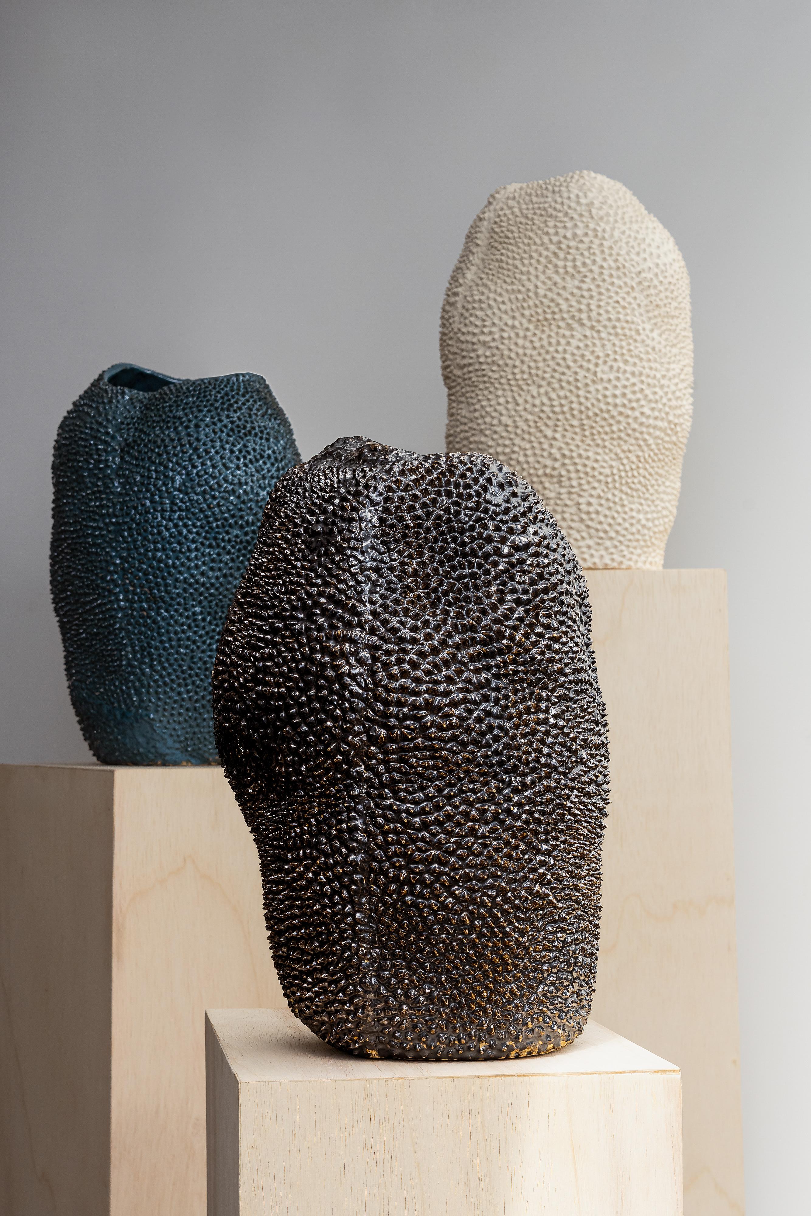 XXIe siècle et contemporain Vase Jaca No. 17 en céramique texturée organique bleu pétrole par Hanna Englund en vente