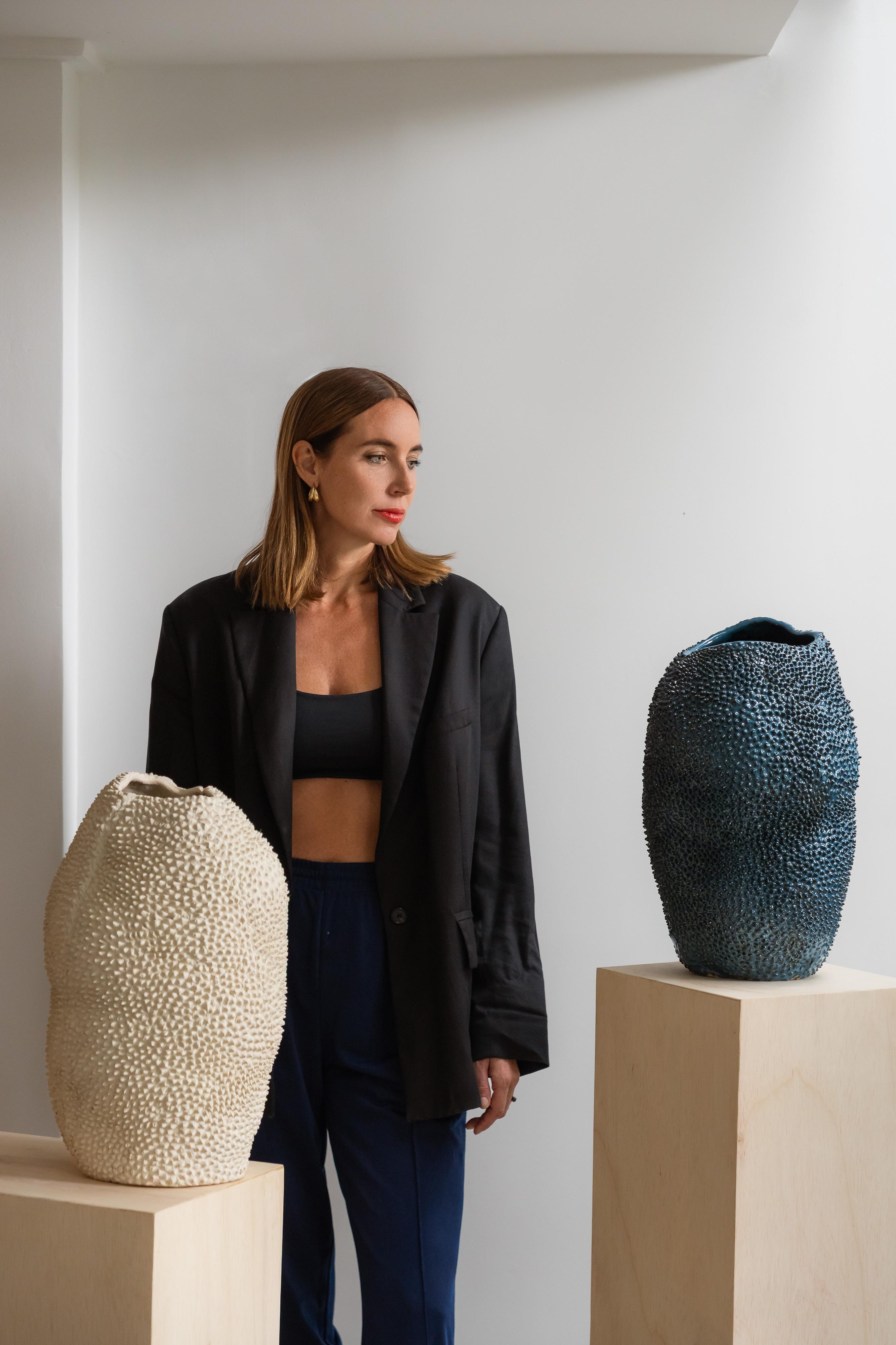 Vase Jaca No. 17 en céramique texturée organique bleu pétrole par Hanna Englund en vente 1