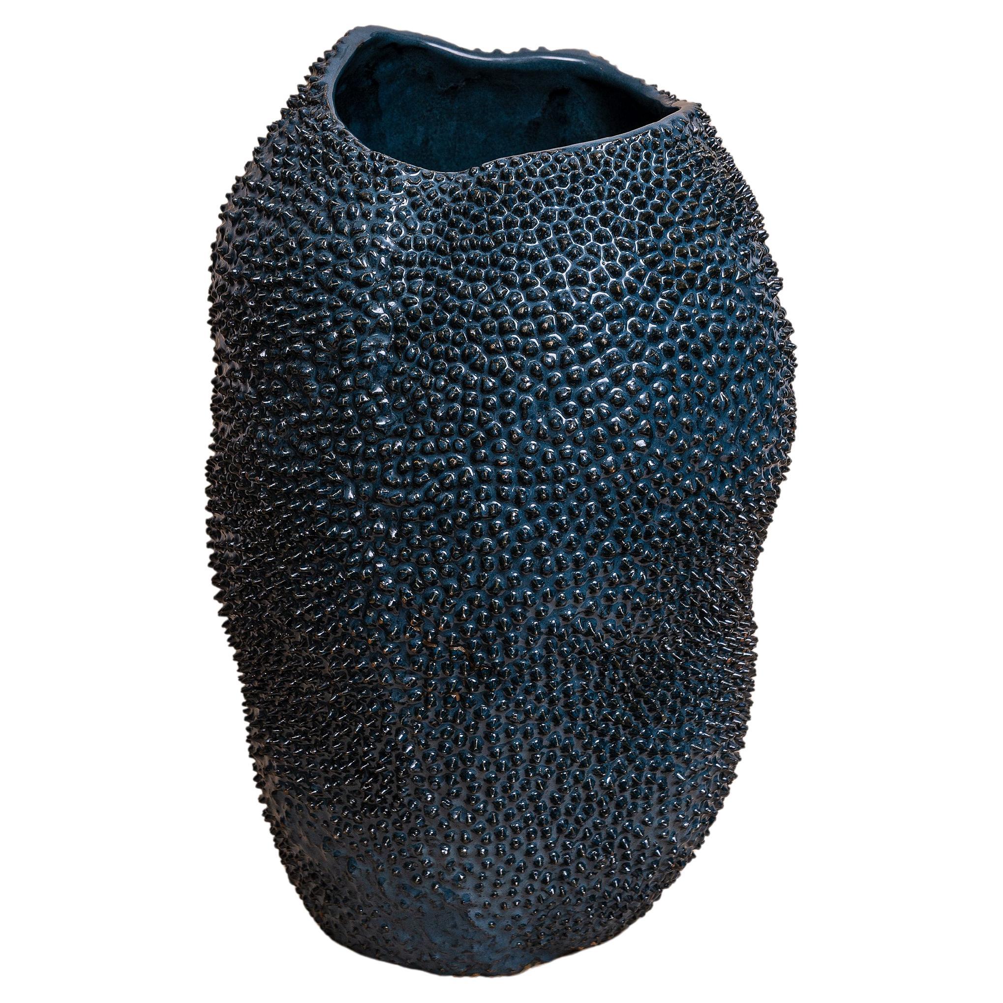 Vase Jaca No. 17 en céramique texturée organique bleu pétrole par Hanna Englund en vente