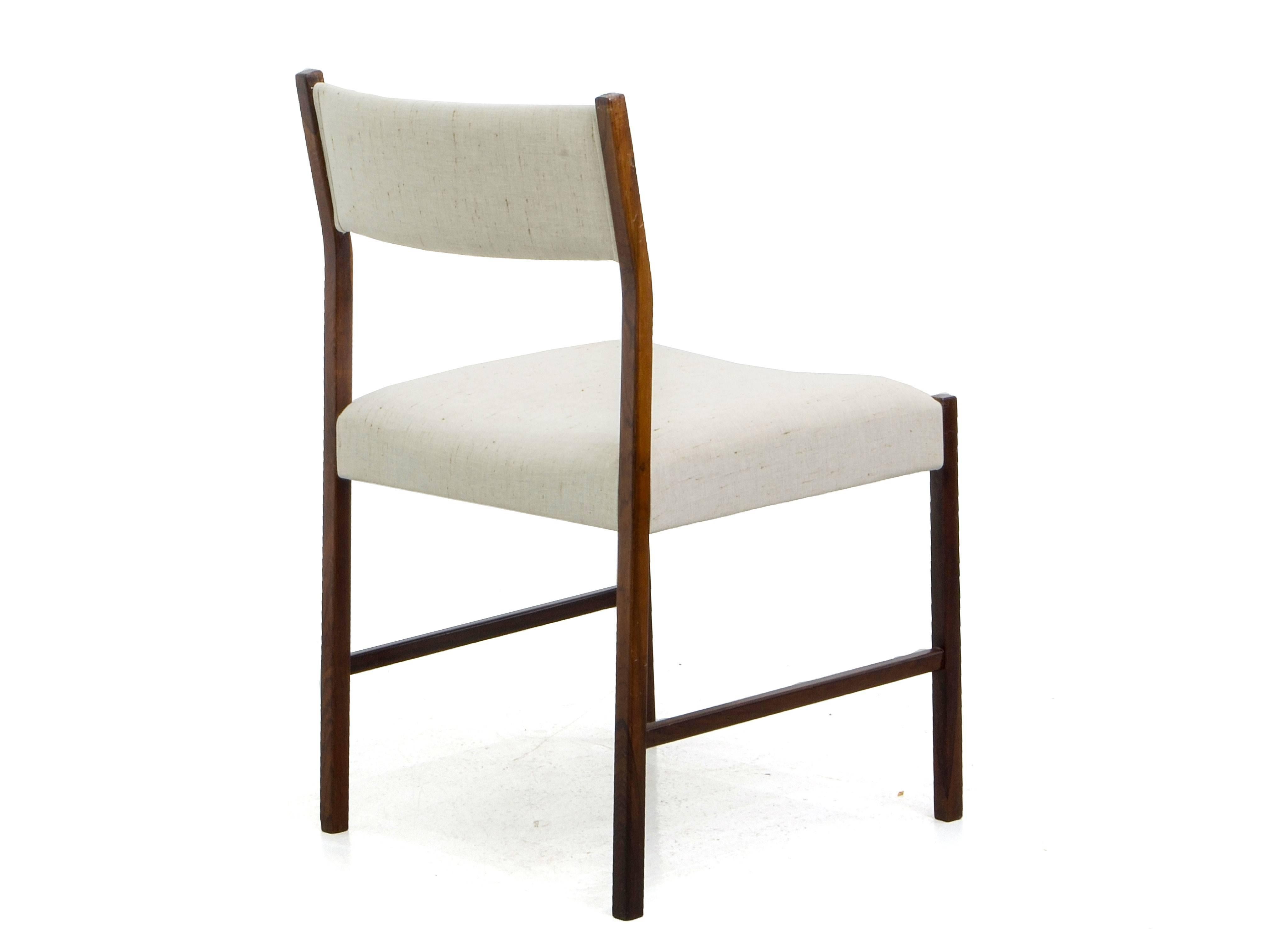 This side chair in jacaranda rosewood was designed by Jorge Zalszupin, one of the designers that best represent the Brazilian modernist tradition. This comfortable and delicate chair has its structure entirely made of jacaranda rosewood and is