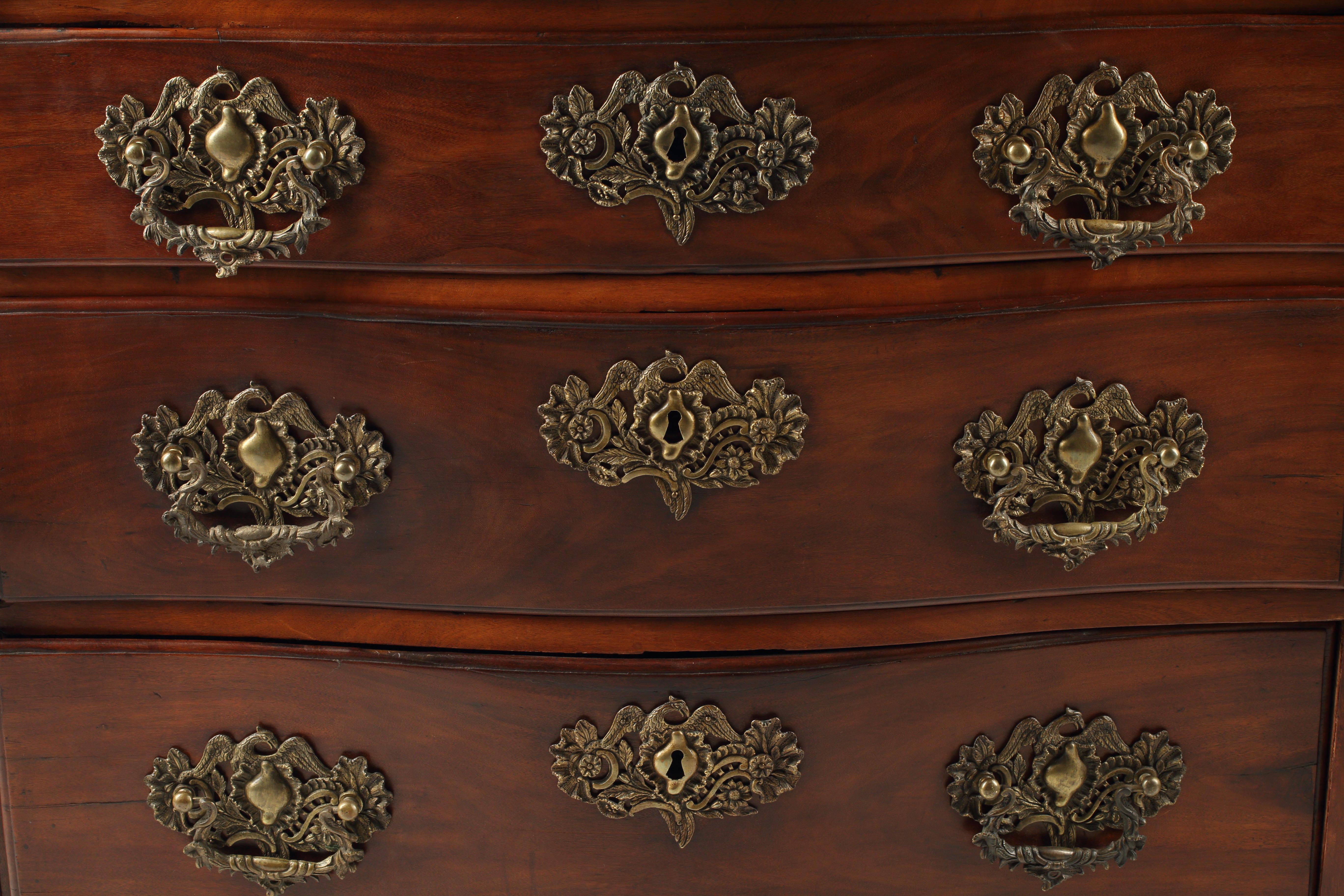 Intagliato a mano Commode Jacaranda, 18° secolo, portoghese in vendita
