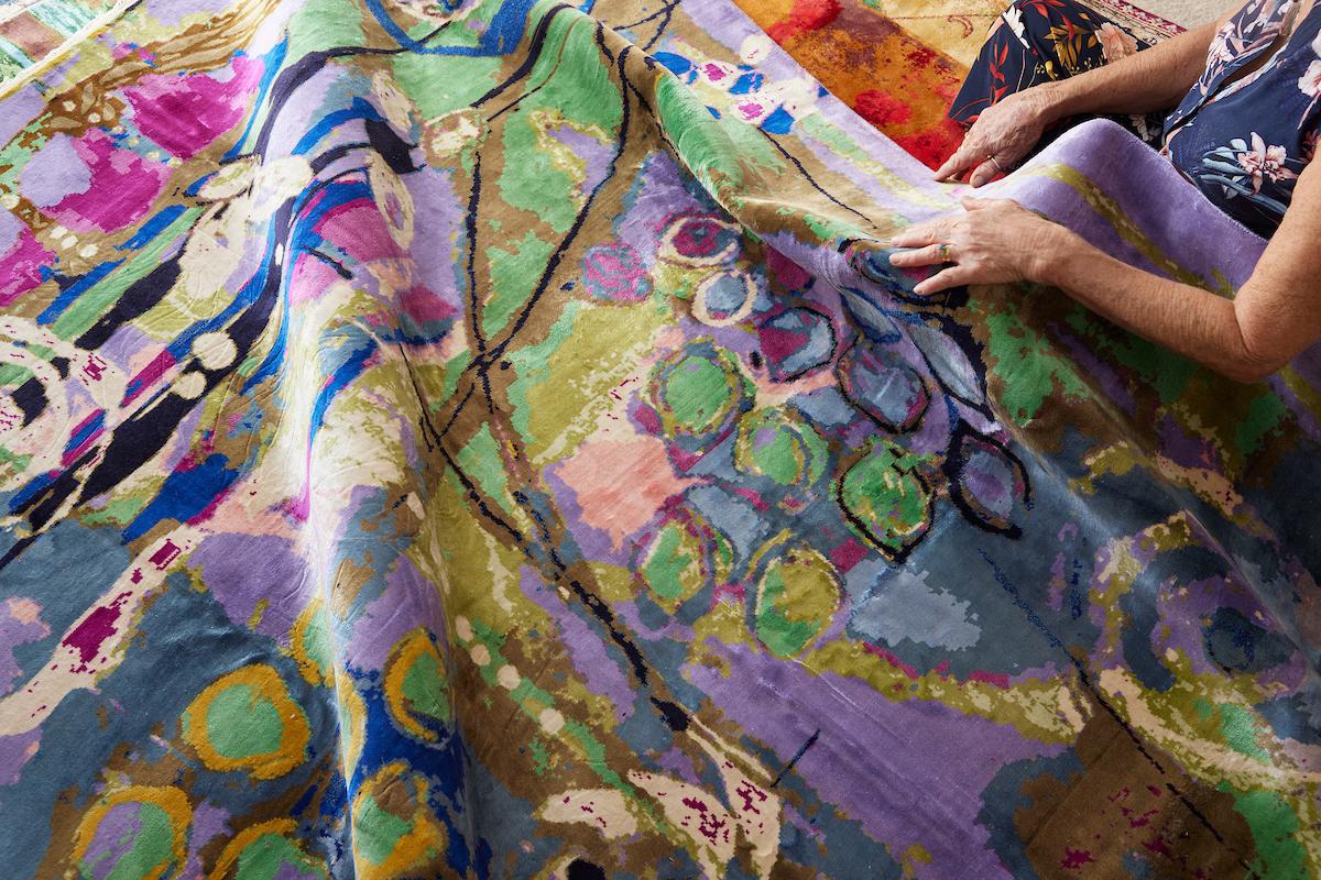 Jacaranda:  Designer Handgewebter Seidenteppich von Dena Lawrence aus Kaschmir, gewebt in Kaschmir.   (Expressionismus) im Angebot