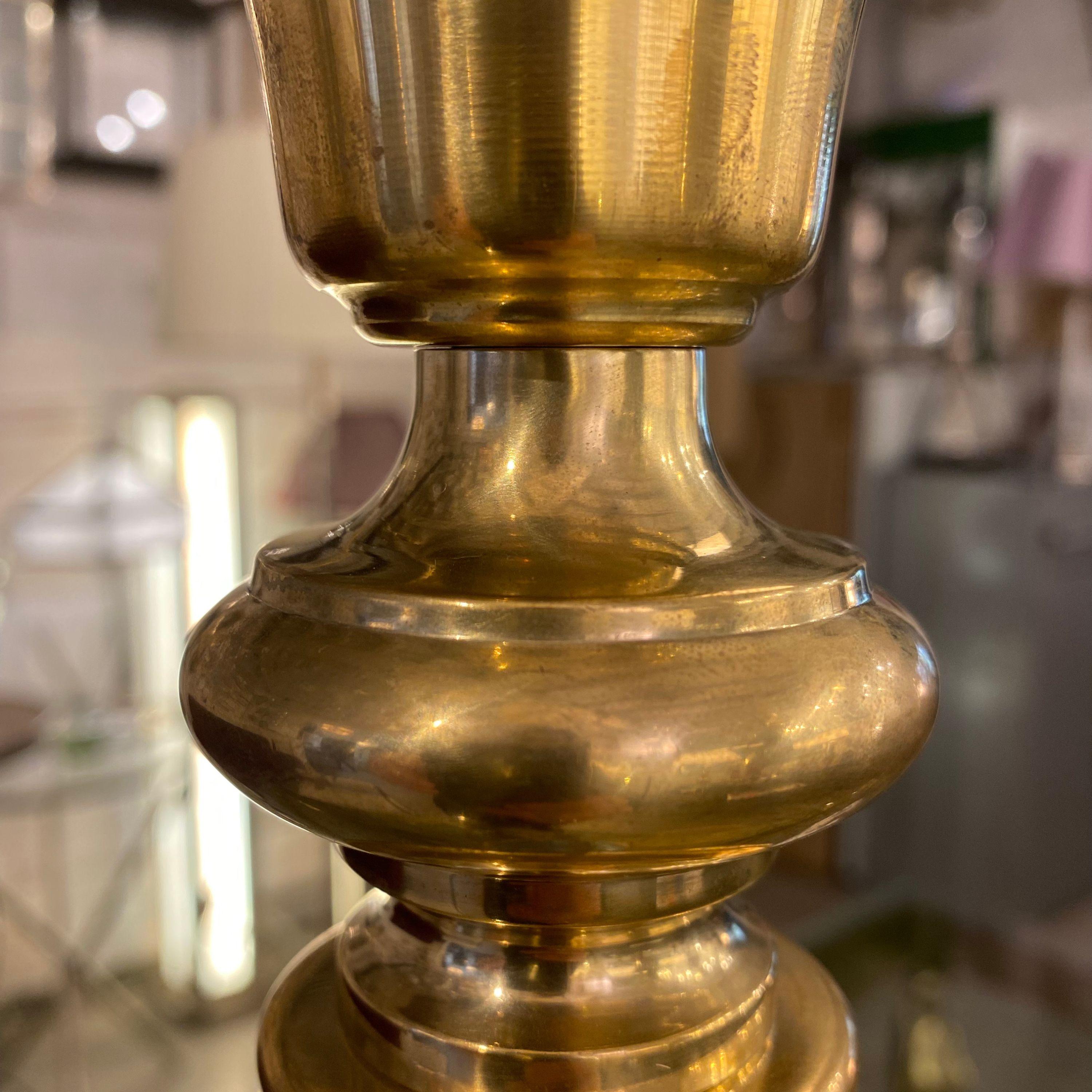 La lampe de table Jacaranda est fabriquée en verre soufflé avec la base et les détails en laiton, finition naturelle, et abat-jour en tissu. La structure de verre est obtenue par la technique artisanale du soufflage de verre à l'intérieur d'un