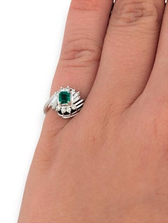 Jacaranda Platinring mit 0,25 Karat natürlichem Smaragd und 0,22 Karat Diamanten