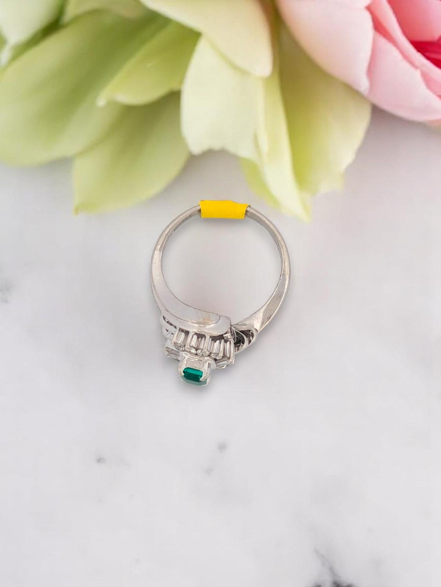 Moderne Jacaranda  Platinum Ring With 0.25 Ct Natural Emerald And 0.22 Ct Diamonds Size en vente