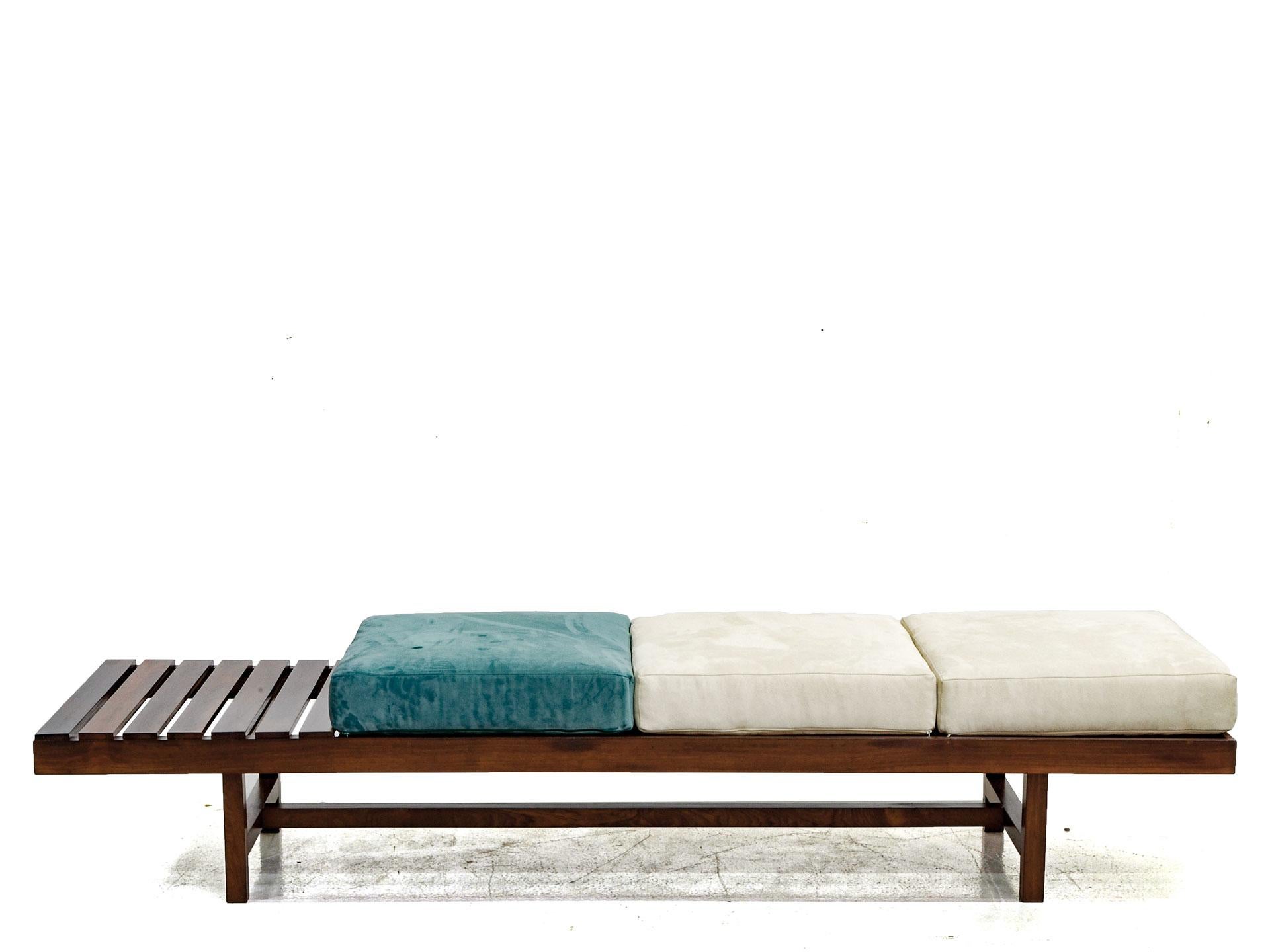 Beautiful and elegant bench in solid jacarandá rosewood by Joaquim Tenreiro. It comfortably accommodates 3 people and has a side space that may be used as a side table. The piece has been completely restored. 

Tenreiro is widely considered the