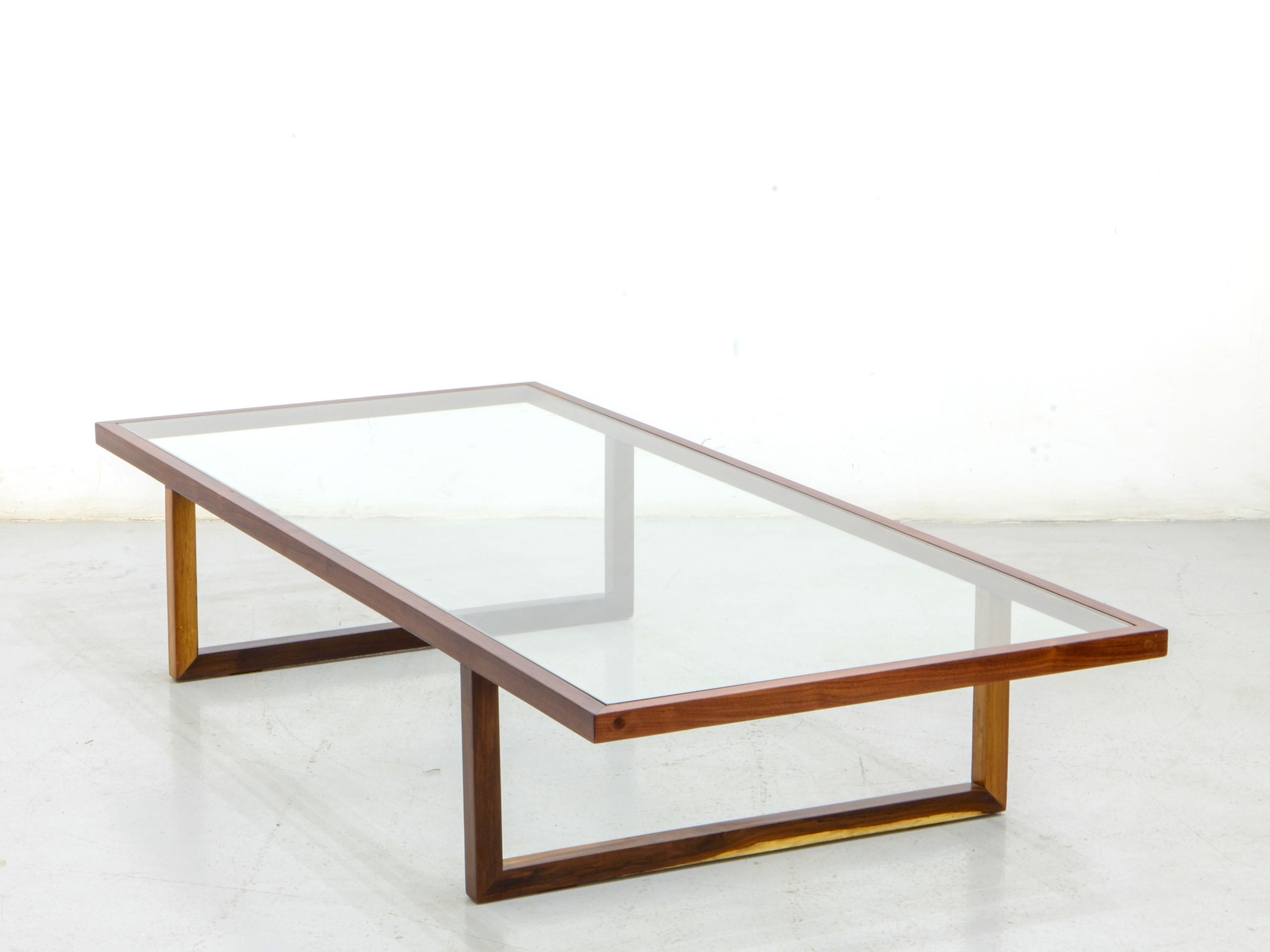 The simple lines and the overall lightness of this coffee table are both signatures of Joaquim Tenreiro's work. This is a piece that also reflects the craft and wisdom in the use of tropical wood, taking the most out of its possibilities and