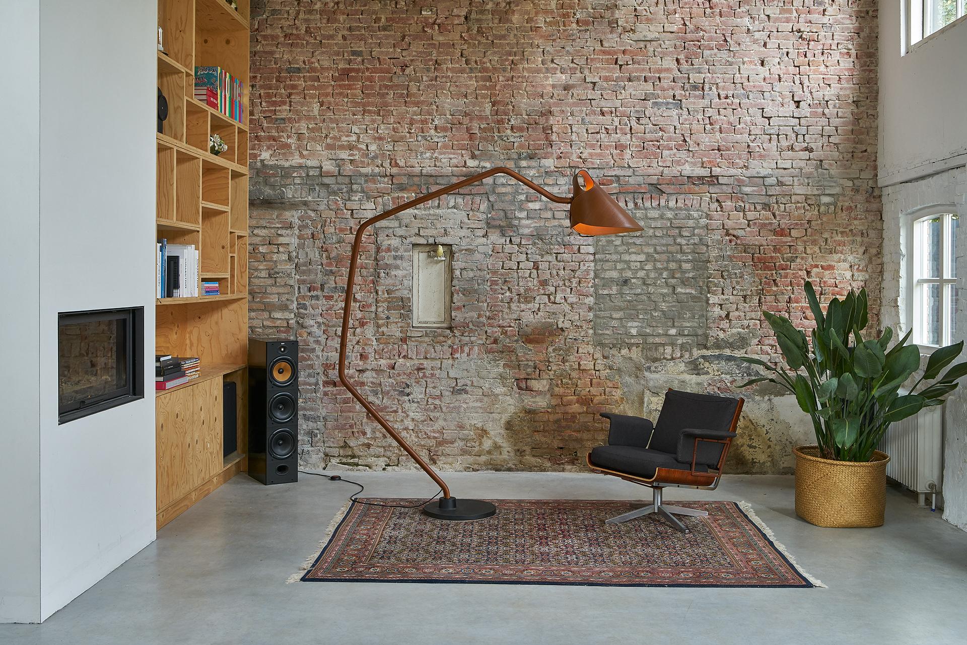 Modern Jacco Maris Mrs. Q Floor Lamp in Coated Steel Body with Natural Shade For Sale