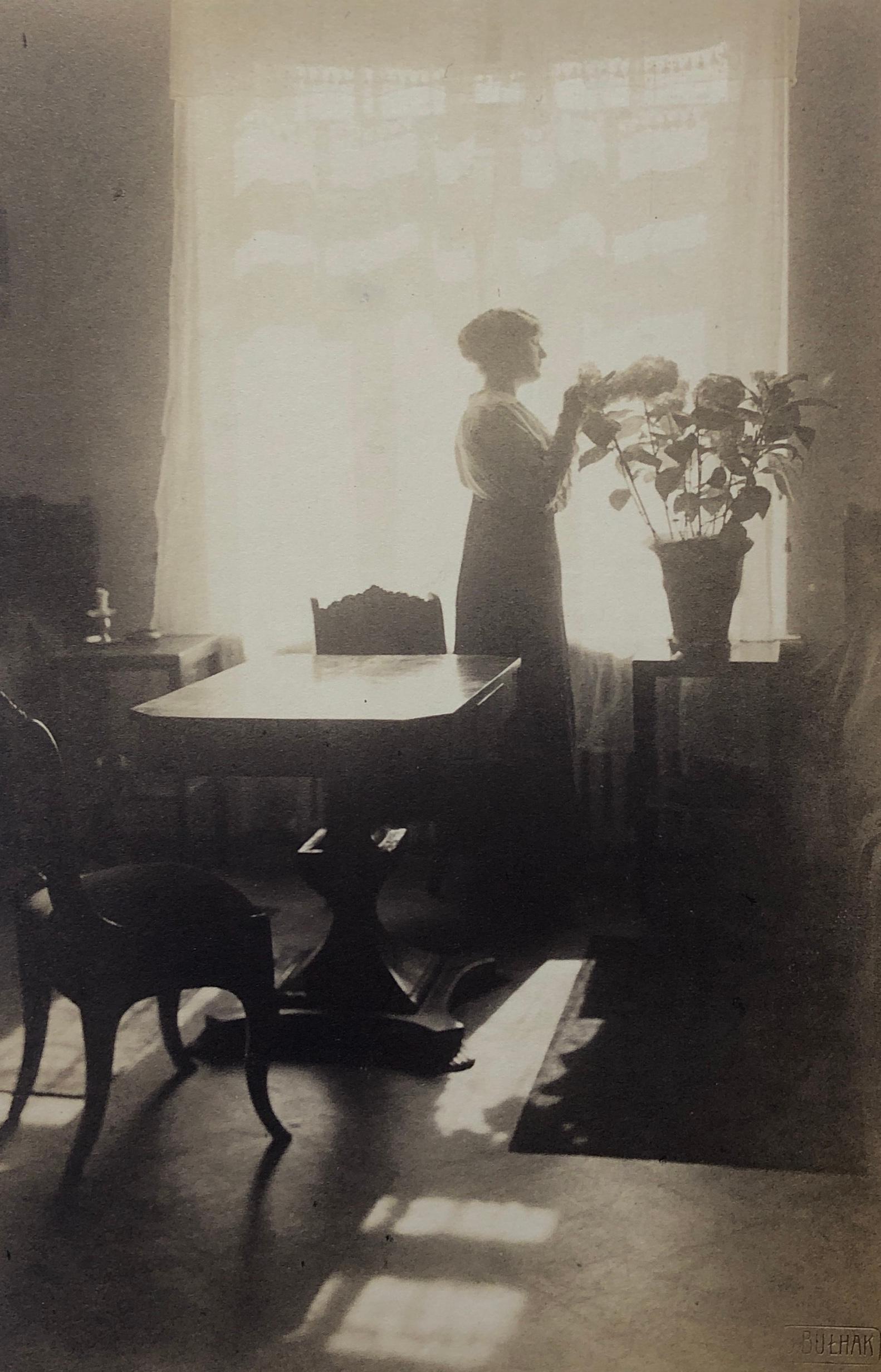 Jach Janusz Bulhak Black and White Photograph – Frau mit Blumen, 1912