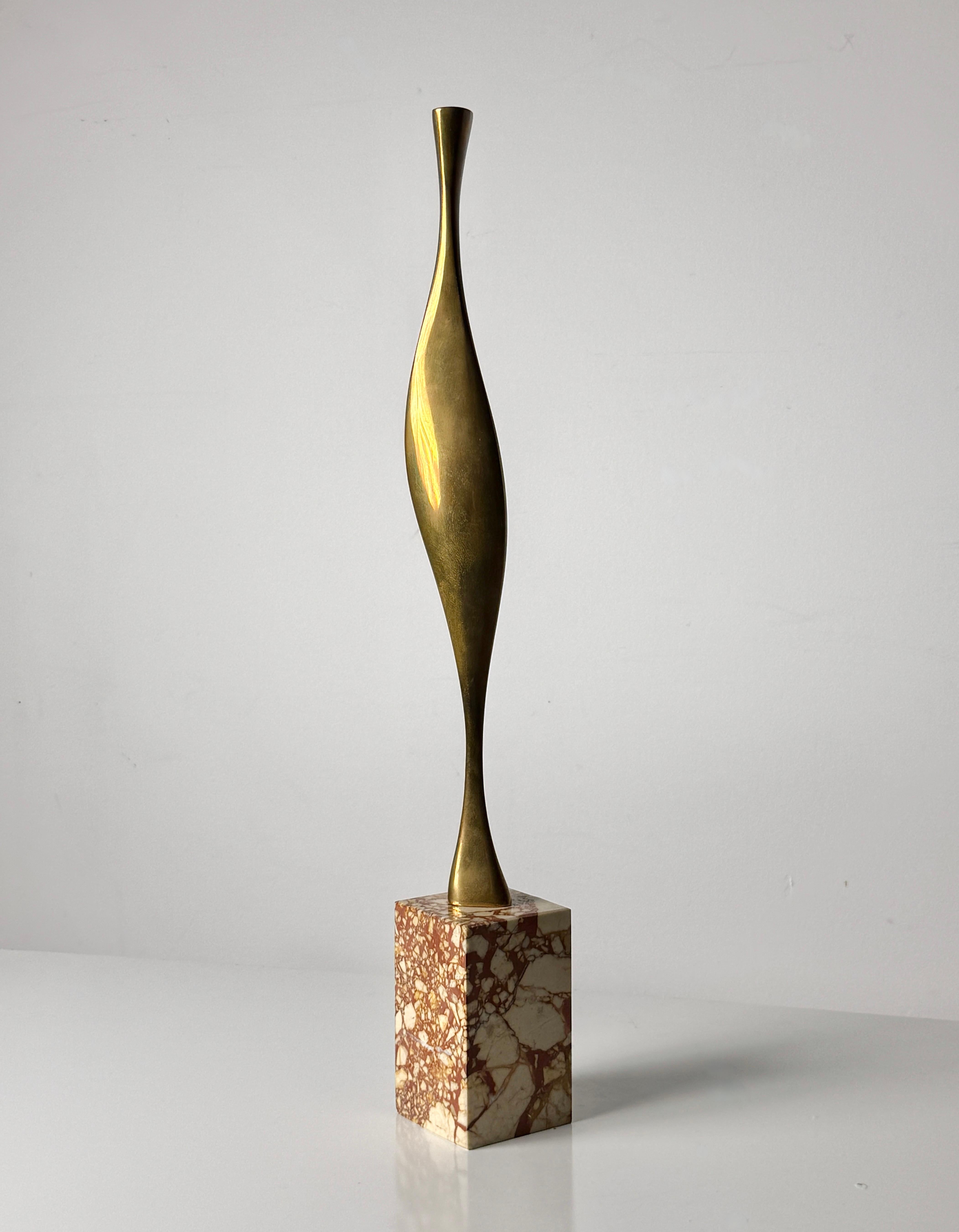 Escultura orgánica abstracta de Jack Arnold, hacia la década de 1970

Escultura alargada de bronce macizo con una silueta biomórfica fluida  
Montado sobre una base rectangular de mármol Breccia Corallina

Escultura firmada y numerada 

3 pulgadas