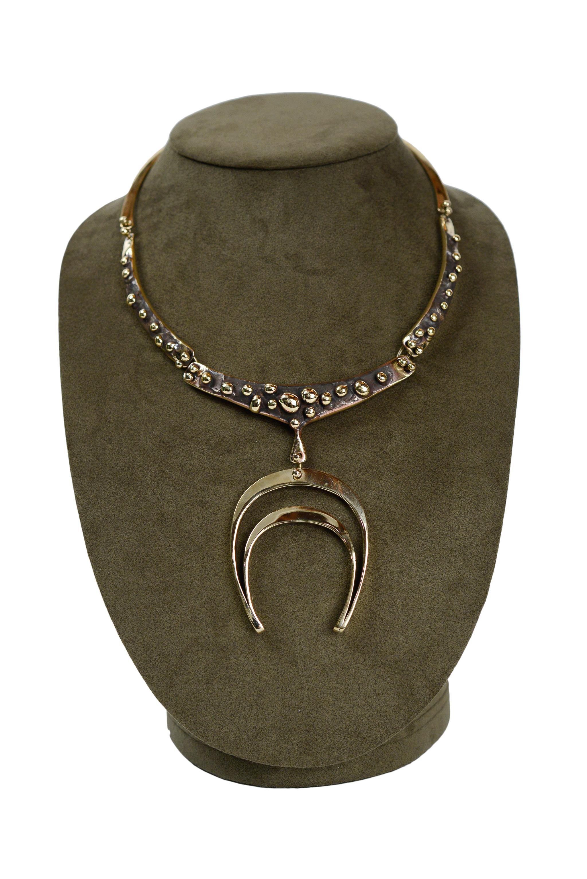 Resurrection Vintage a le plaisir de proposer un collier original en bronze de Jack Boyd, forgé à la main, avec des 
