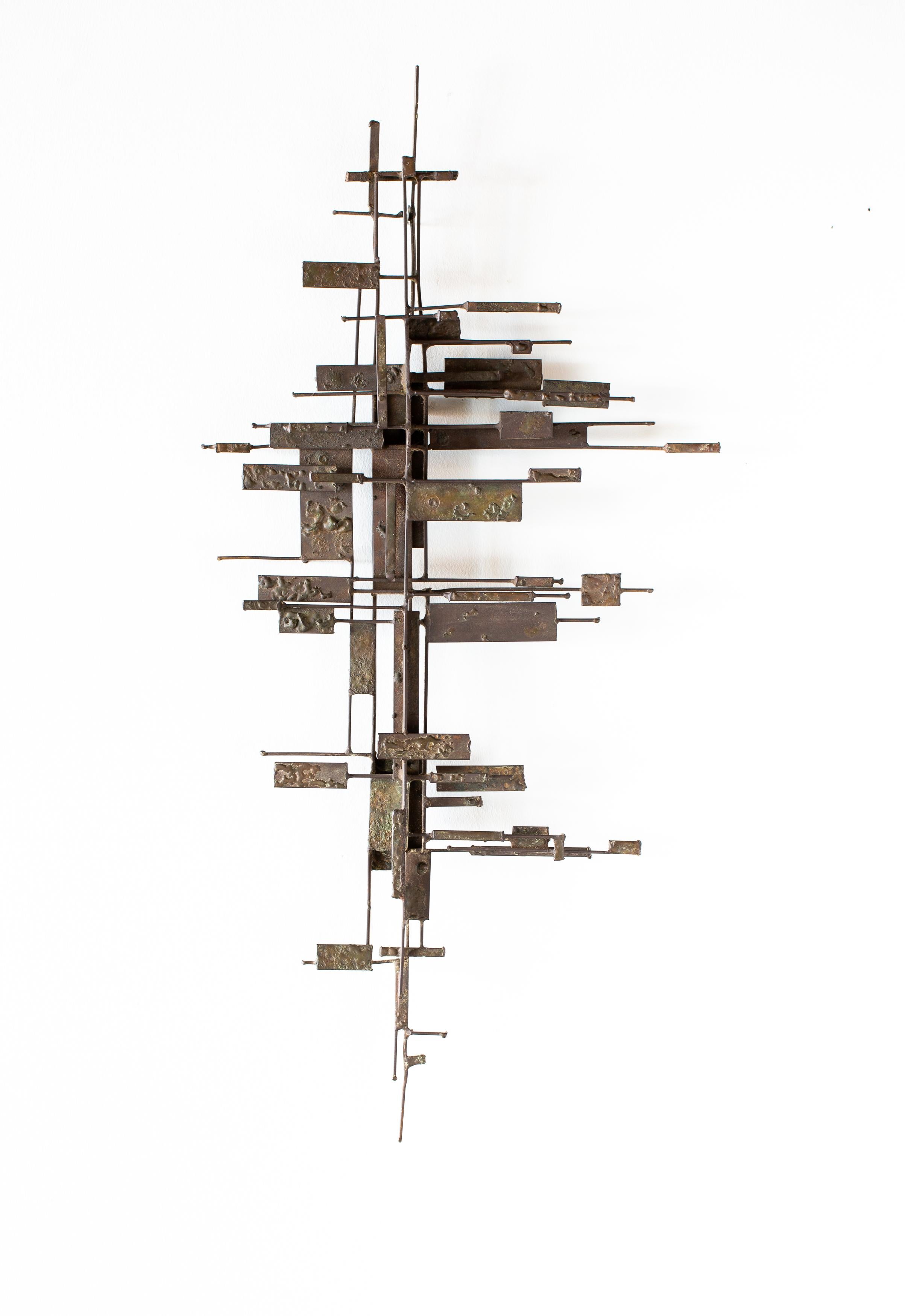 Seltene abstrakte/zeitgenössische Stahlwandskulptur von Jack Boyd aus San Diego, Kalifornien, Anfang der 1960er Jahre. Diese einzigartige Skulptur besteht aus verschlungenen, übereinander gestapelten Stahlplatten, die mit einer Bronzestruktur