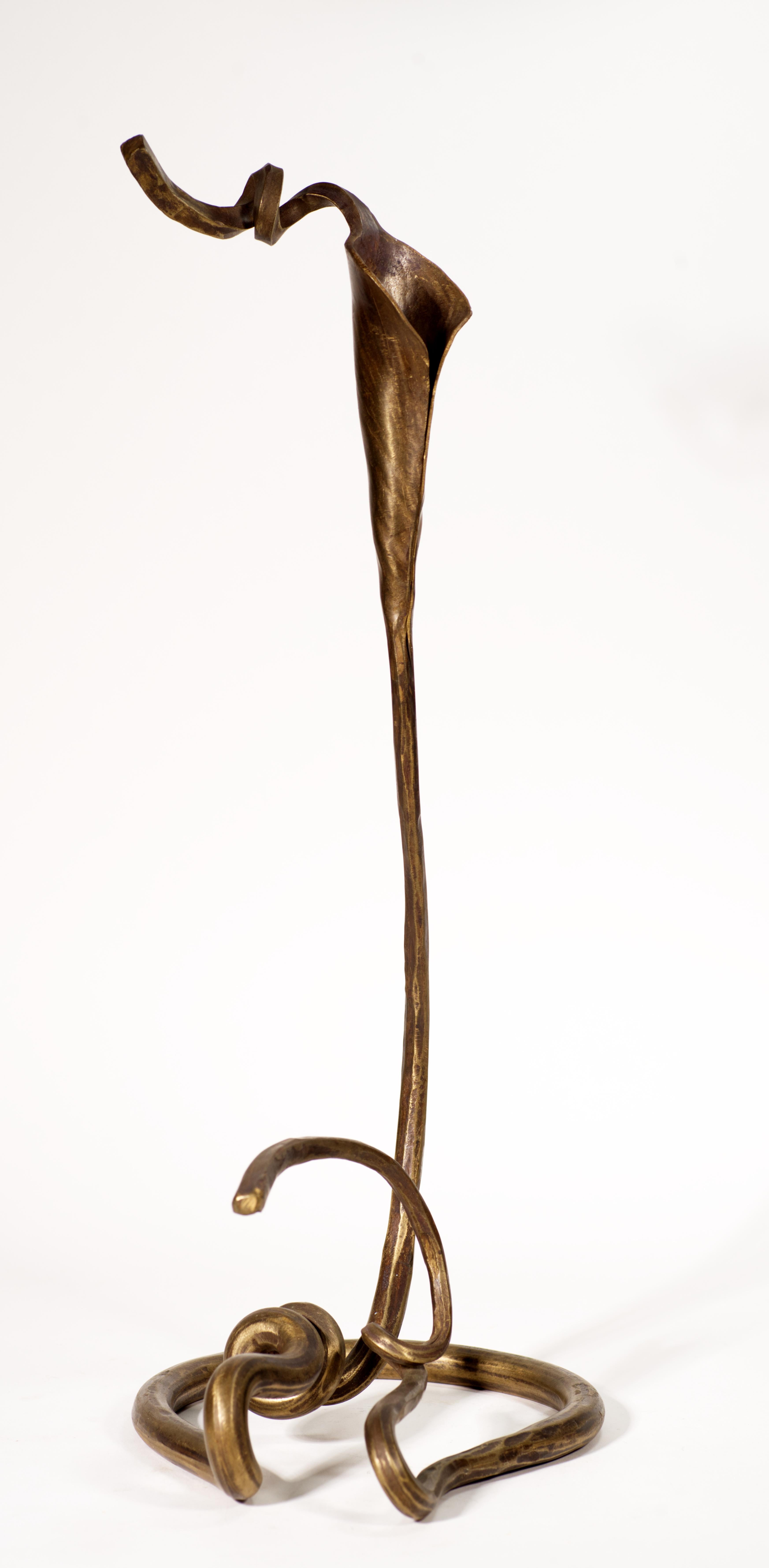  La scultura vintage in bronzo forgiato a serpentina è dotata di un vano per applique a forma di petalo che consente di utilizzarla come portacandele, sostenuto da viticci e steli a forma di stile libero. Il pezzo fa parte di una serie di