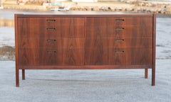 Cómoda o armario Jack Cartwright for Founders de 8 cajones de nogal y latón