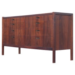 Cómoda o armario Jack Cartwright for Founders de 8 cajones de nogal y latón