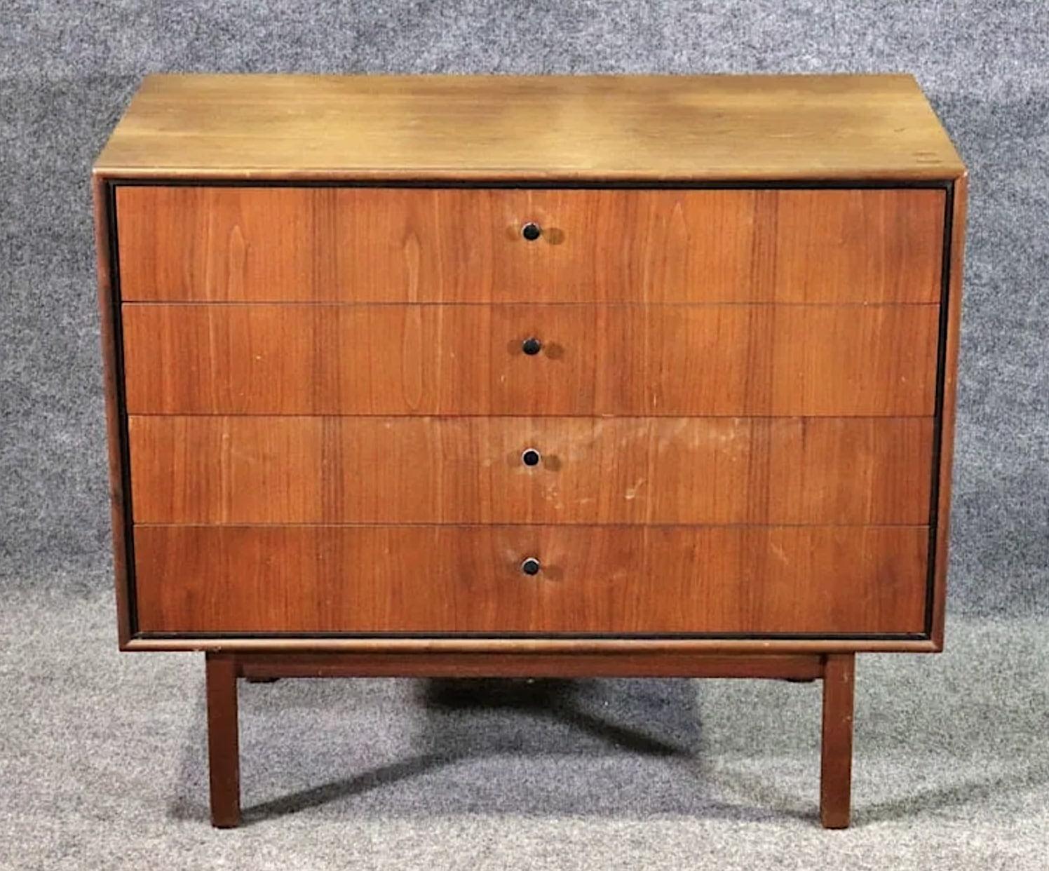 Cassettiera bassa disegnata da Jack Cartwright in finitura noce con accenti neri. Cassetti con incastro a coda di rondine, struttura con venature di noce caldo e gambe in legno massiccio.
Si prega di confermare la posizione NY o NJ