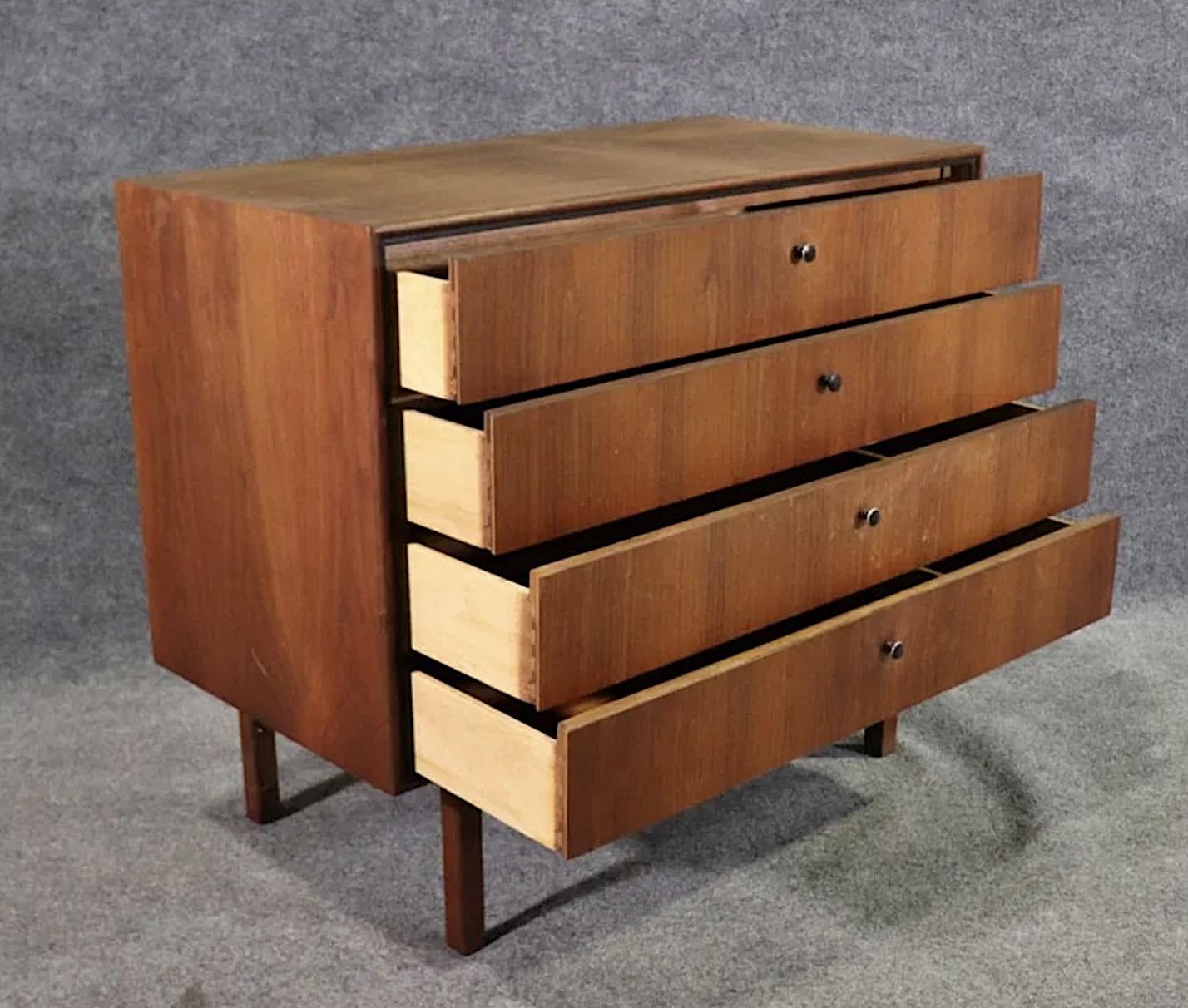 Mid-Century moderno Jack Cartwright per la cassettiera Founders in vendita