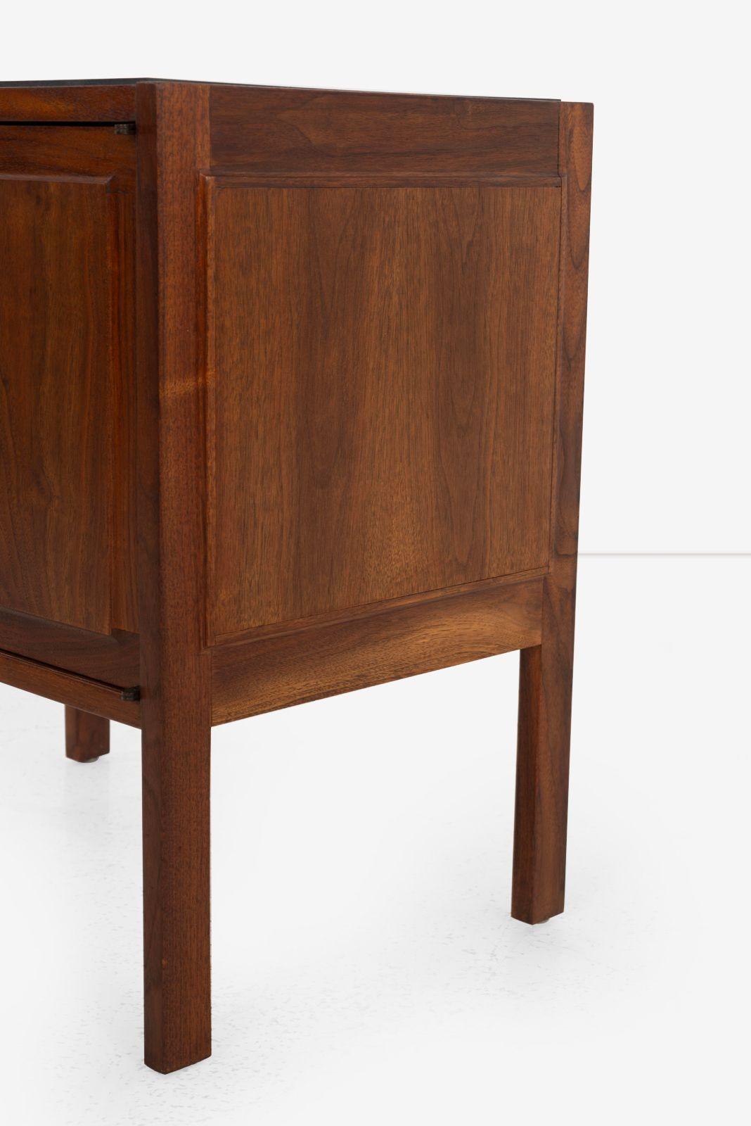 Jack Cartwright for Founders Furniture Walnut and Slate Nightstands, 1960 im Angebot 4