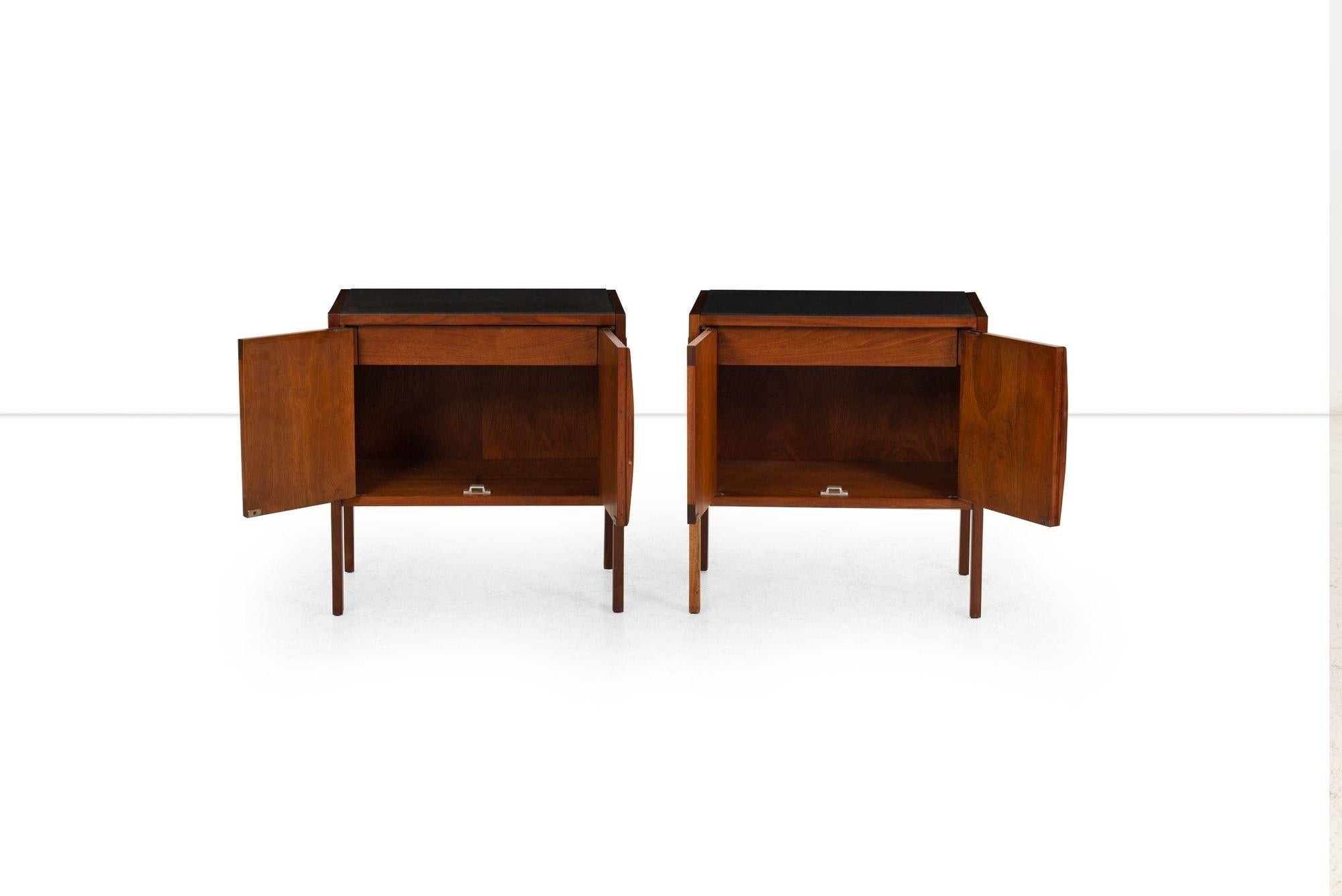 Jack Cartwright for Founders Furniture Walnut and Slate Nightstands, 1960 (Moderne der Mitte des Jahrhunderts) im Angebot