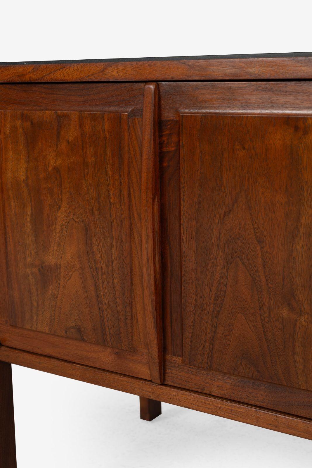 Jack Cartwright for Founders Furniture Walnut and Slate Nightstands, 1960 im Zustand „Gut“ im Angebot in Chicago, IL