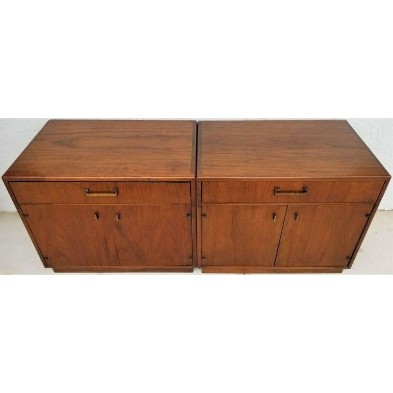 Offering one of our recent Palm Beach estate fine furniture acquisitions of a pair of vintage jack cartwright for founders MCM Danish Modern solid walnut nightstands

Stunning rich walnut and impeccable craftsmanship make these pieces not to be