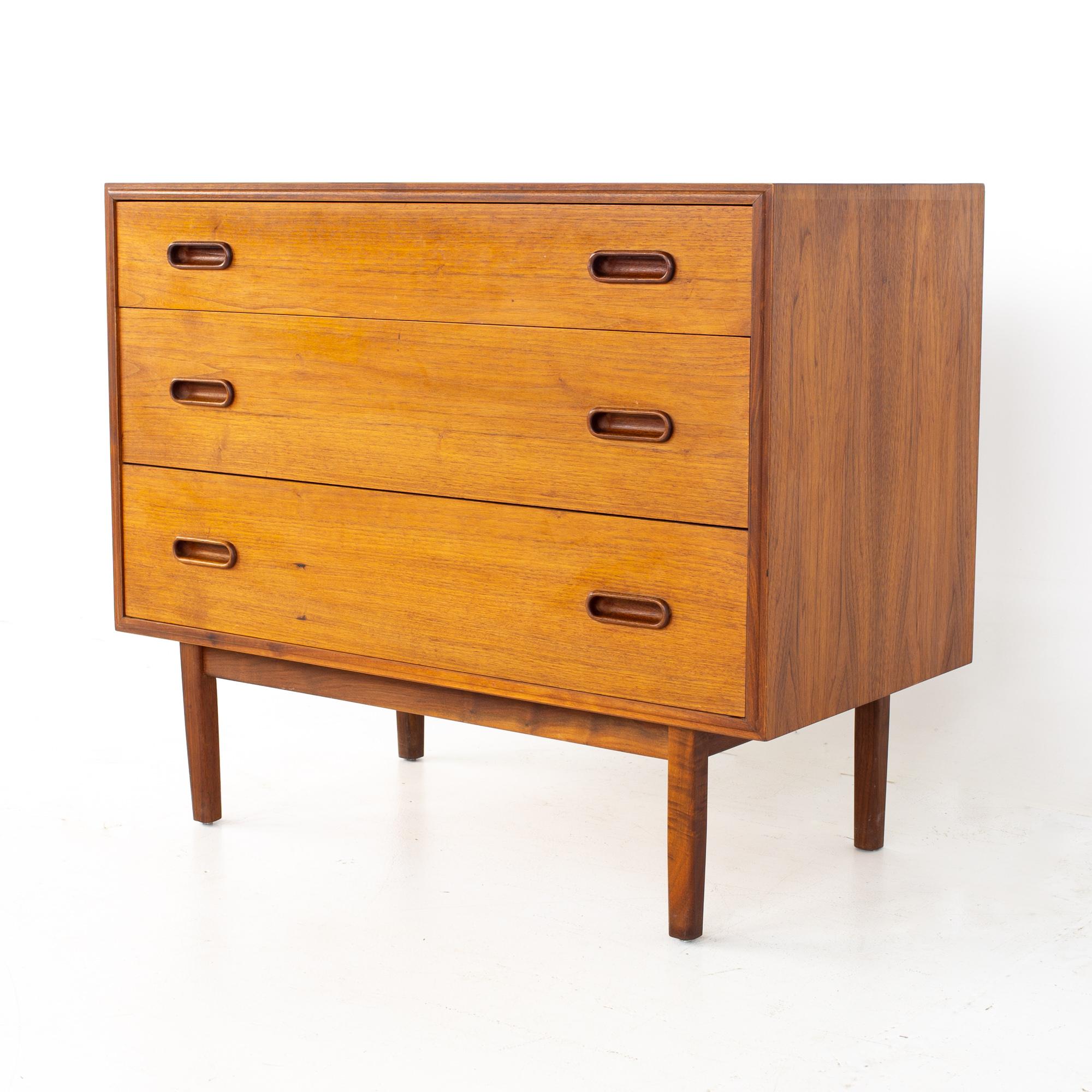 Jack Cartwright for Founders Mid Century 3 Drawer Dresser Chests, a Pair In Good Condition In Countryside, IL