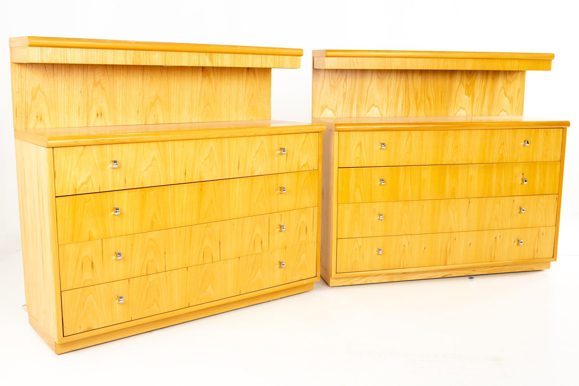 Jack Cartwright for Founders mid century blonde oak lighted 4-drawer shallow dresser chest - pair

Each chest measures 43.5 wide x 15.75 deep x 40.5 high

Can be sold as a single dresser. Lighted upper section is removable.

This price includes