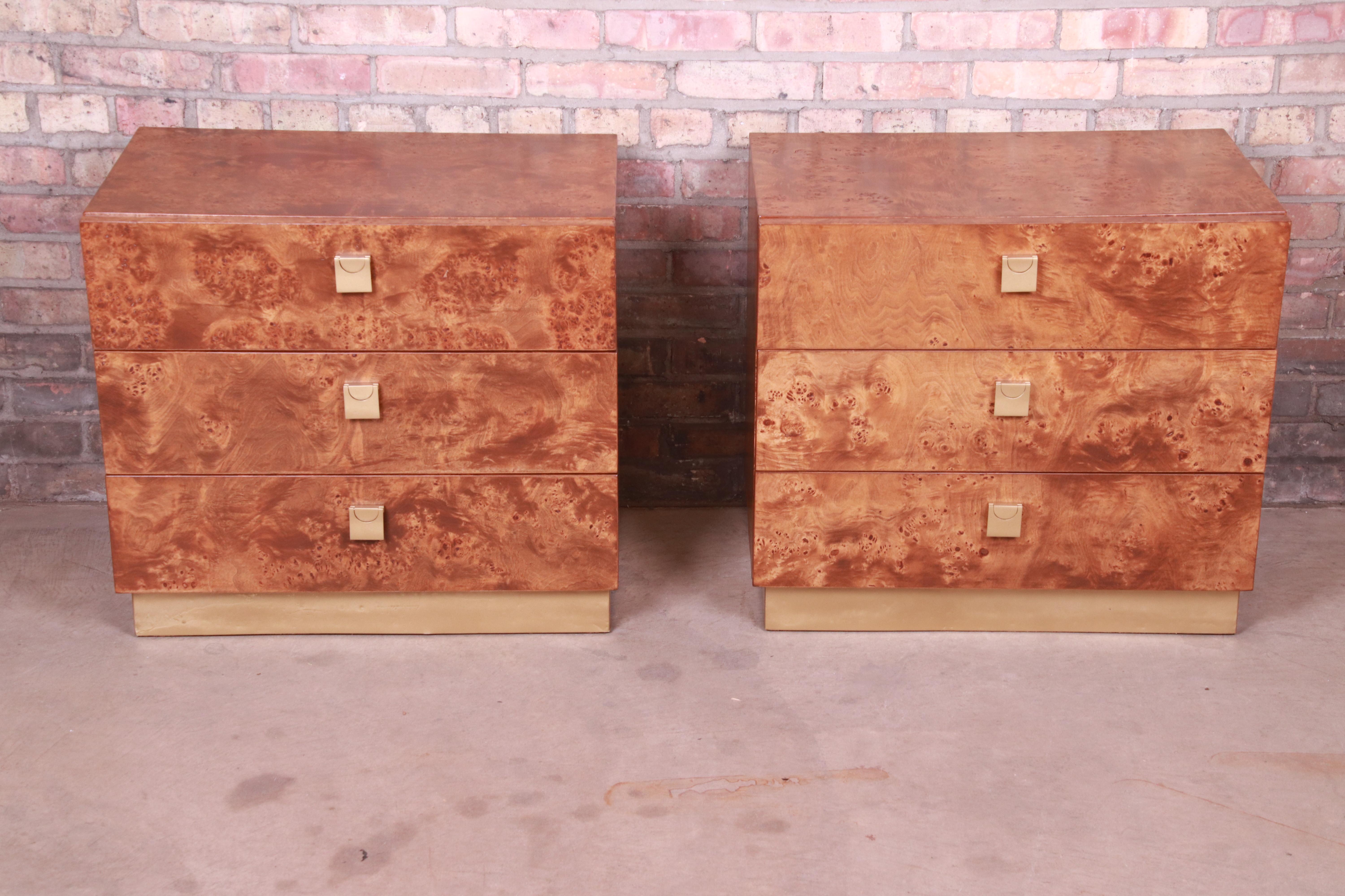 A gorgeous pair of Mid-Century Modern Hollywood Regency three-drawer bedside chests

By Jack Cartwright for Founders Furniture

USA, circa 1970s

Olive ash burl wood, with brass finished hardware and plinth base.

Measures: 26