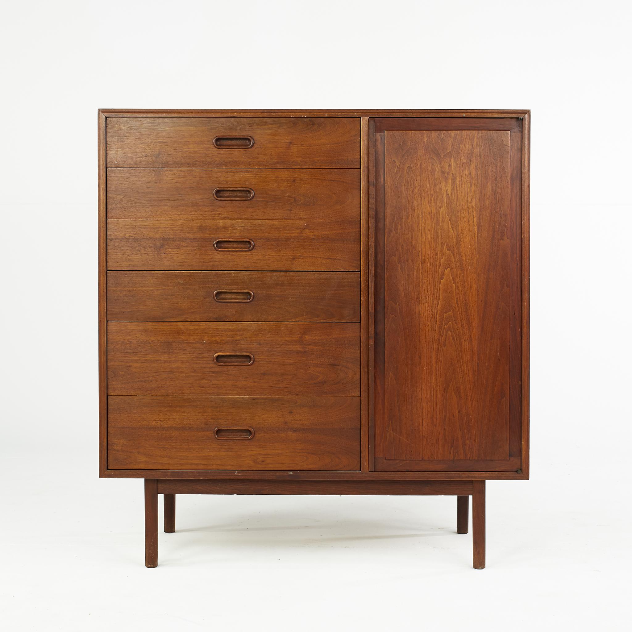 Jack Cartwright for Founders mid century gentlemans chest

This chest measures: 42 wide x 18 deep x 45 inches high

All pieces of furniture can be had in what we call restored vintage condition. That means the piece is restored upon purchase so