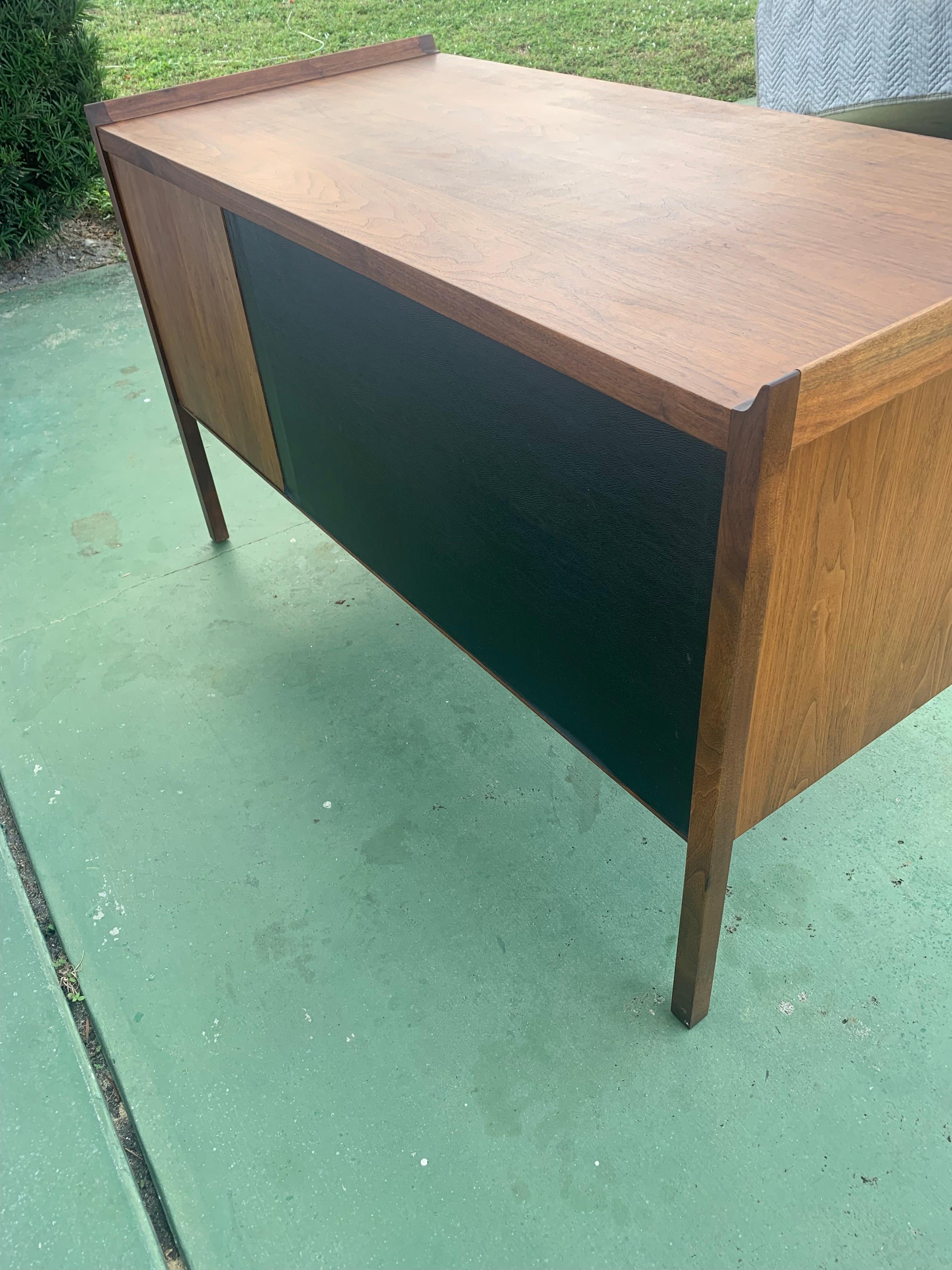 Jack Cartwright for Founders Mid Century Modern Desk in Walnut For Sale 4