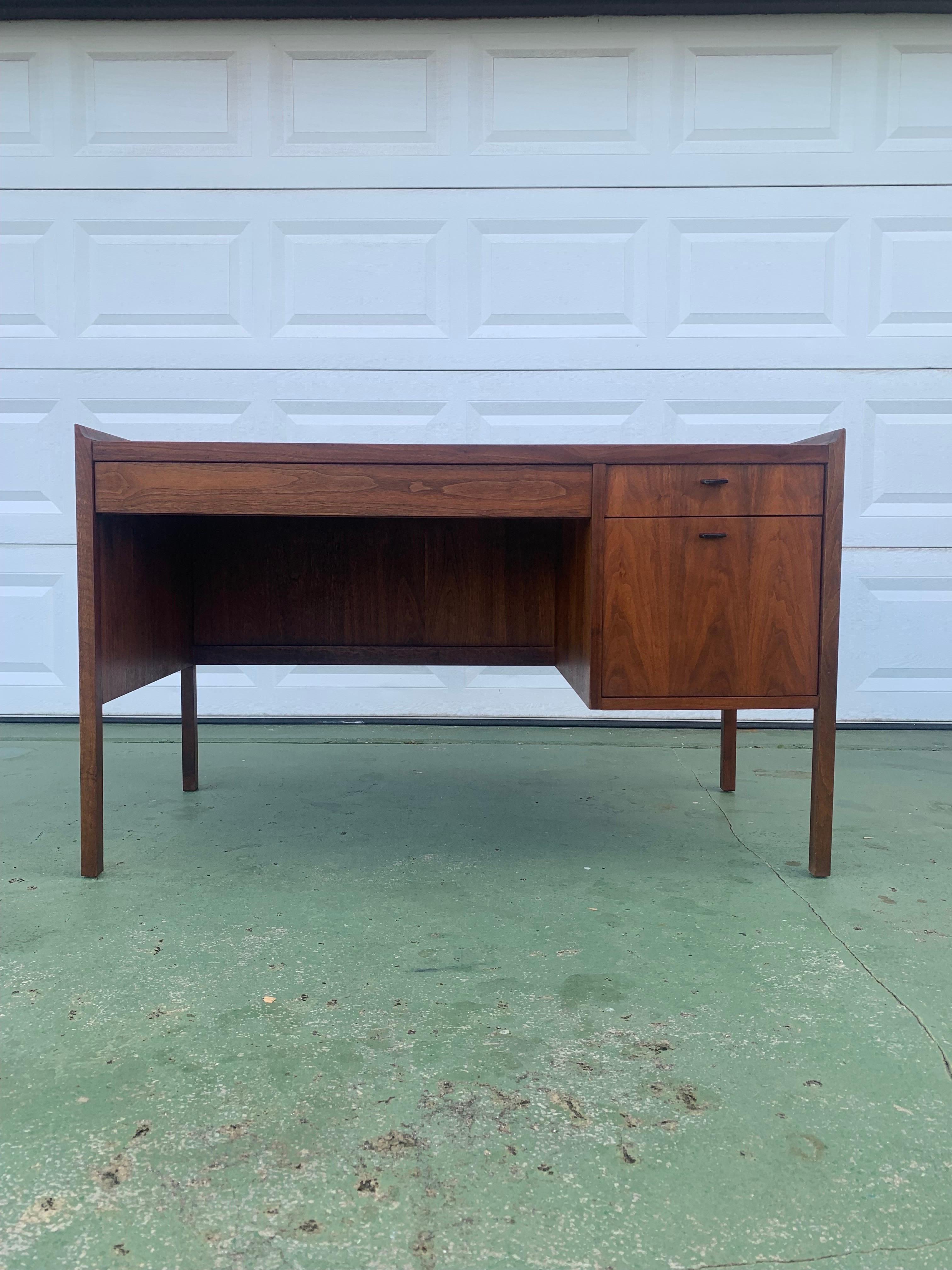 Mid-Century Modern Jack Cartwright for Founders Mid Century Modern Desk in Walnut For Sale