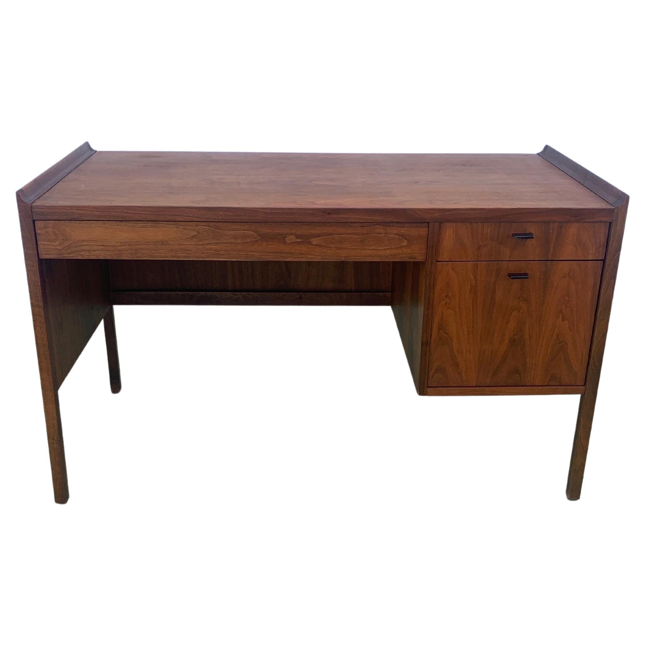 Jack Cartwright for Founders Mid Century Modern Desk in Walnut For Sale