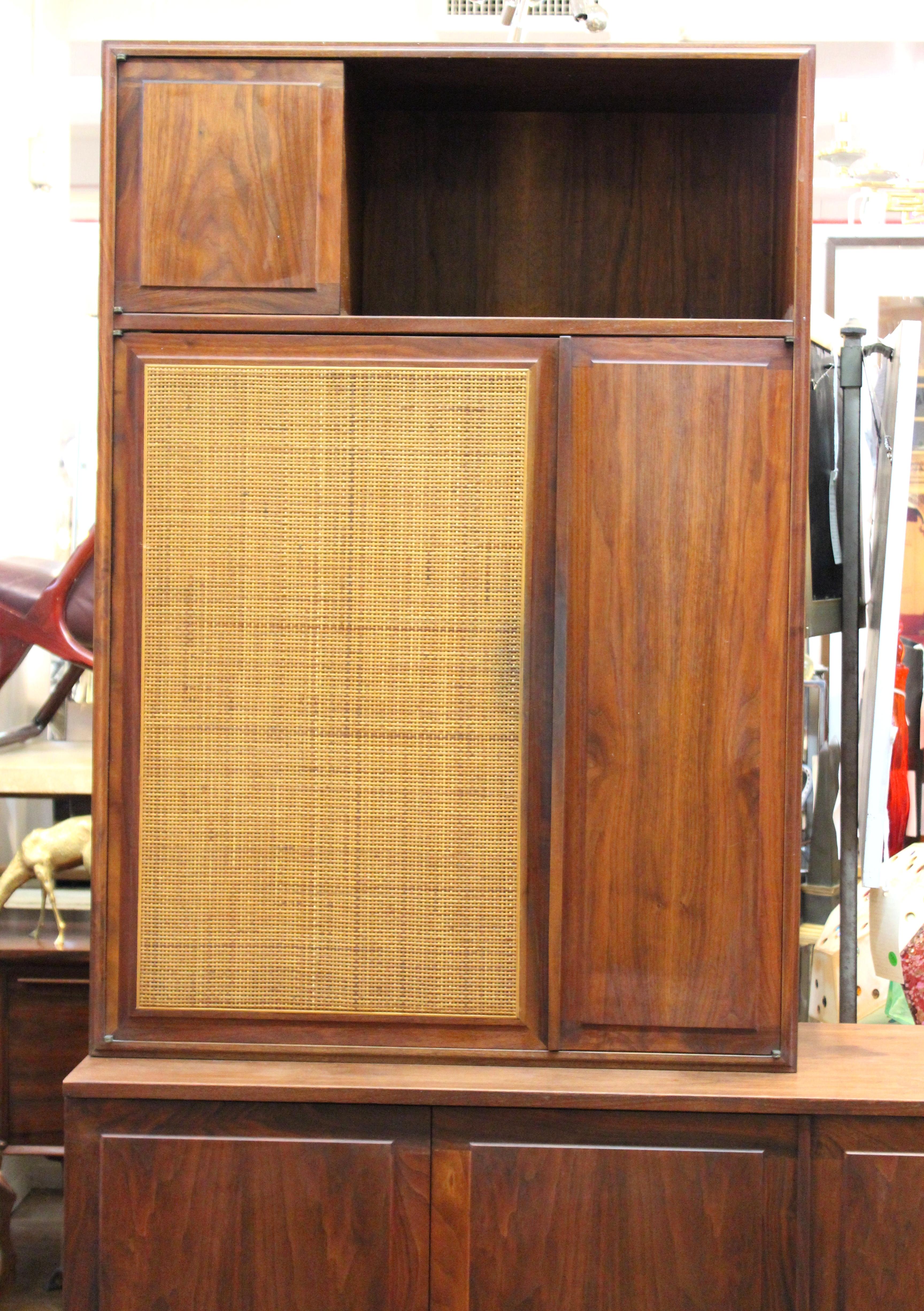 Mid-Century Modern Honduran rosewood book-matched cabinet designed by Jack Cartwright for Founders Furniture Company in circa 1960. The set includes a longer bottom cabinet and a top cabinet. In great vintage condition with age-appropriate wear.