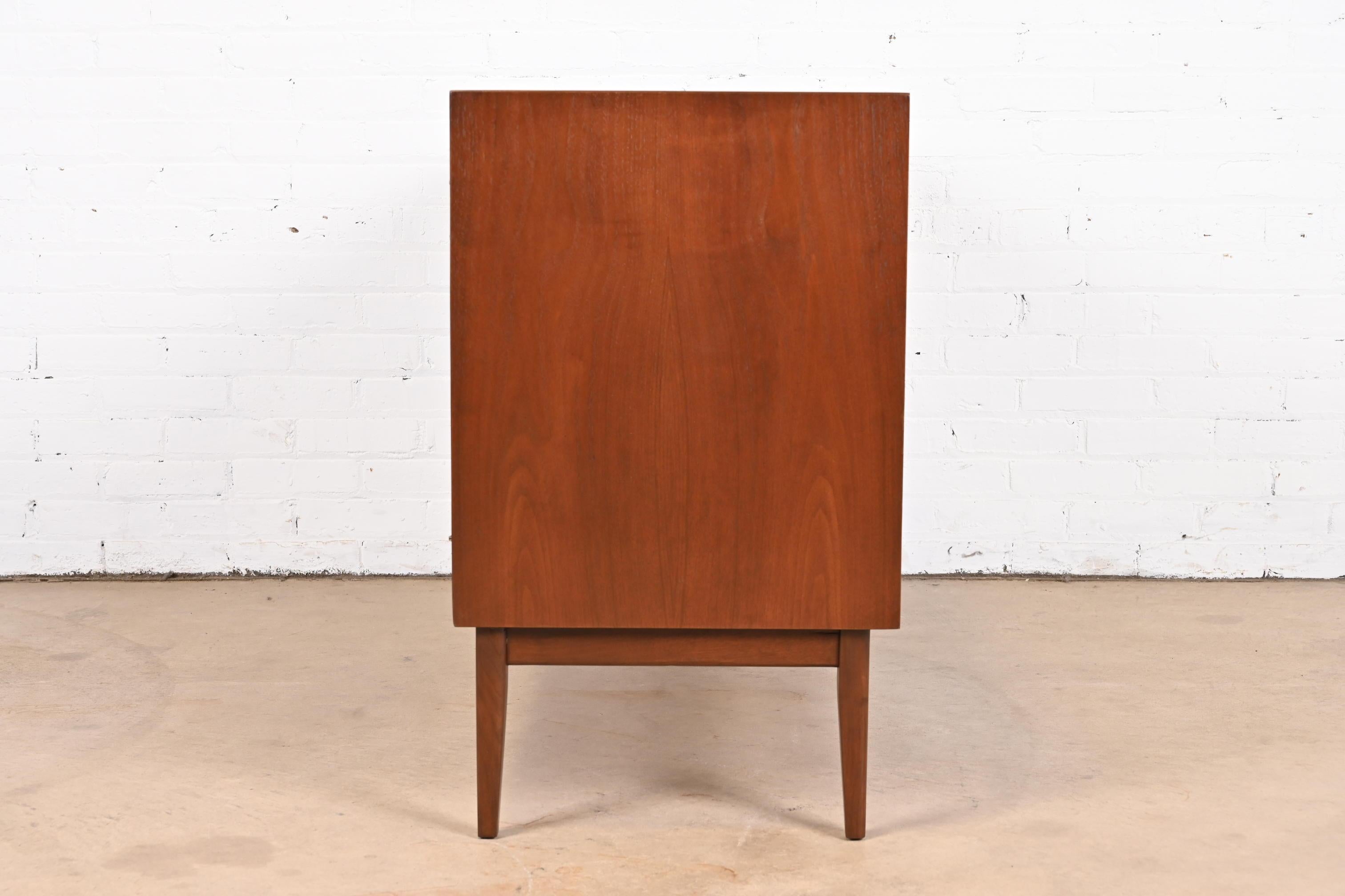 Jack Cartwright for Founders Mid-Century Modern Walnut Credenza, Refinished 7