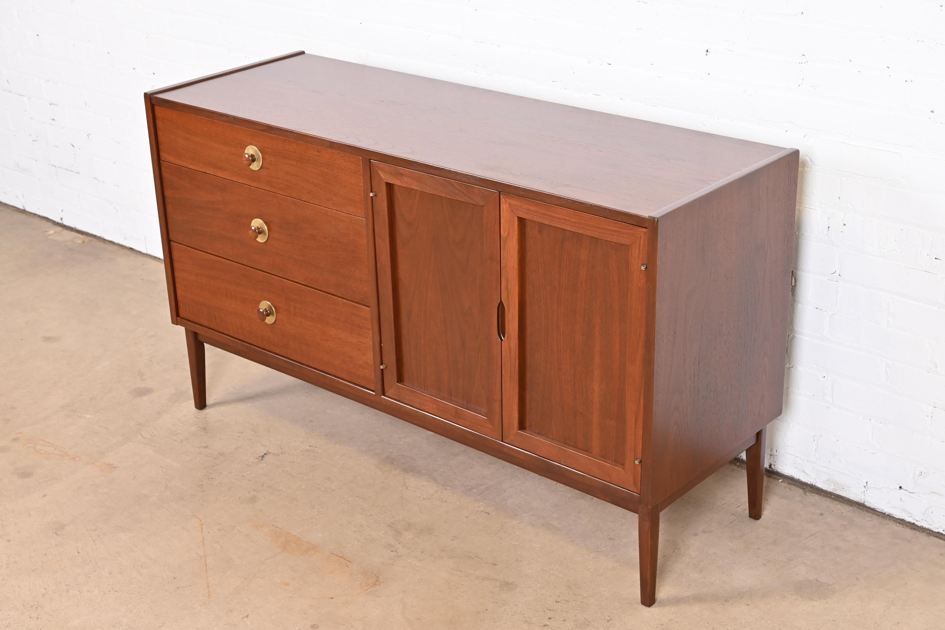 Jack Cartwright for Founders Mid-Century Modern Walnut Credenza, Refinished In Good Condition In South Bend, IN