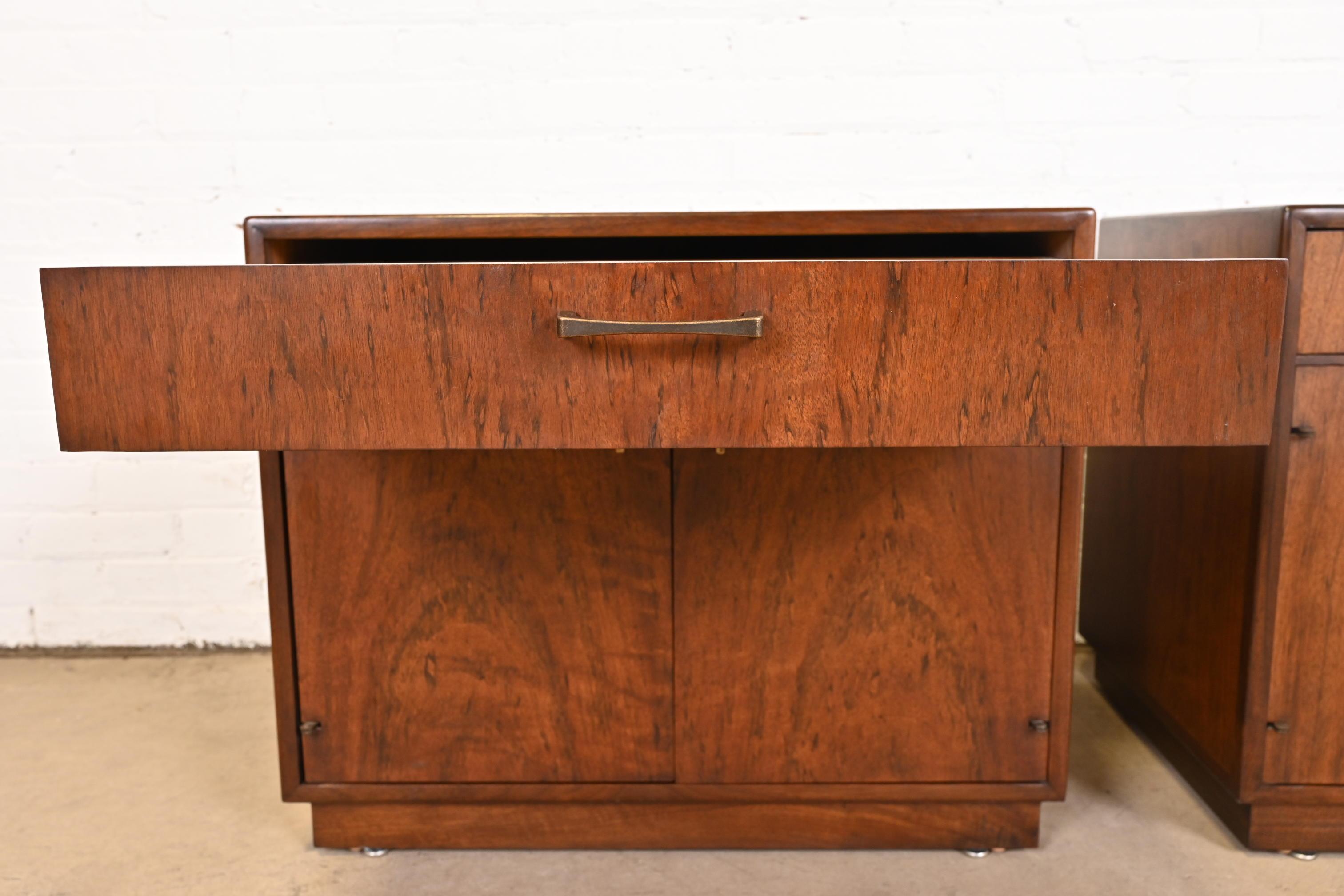 Jack Cartwright for Founders Mid-Century Modern Walnut Nightstands, Pair 3
