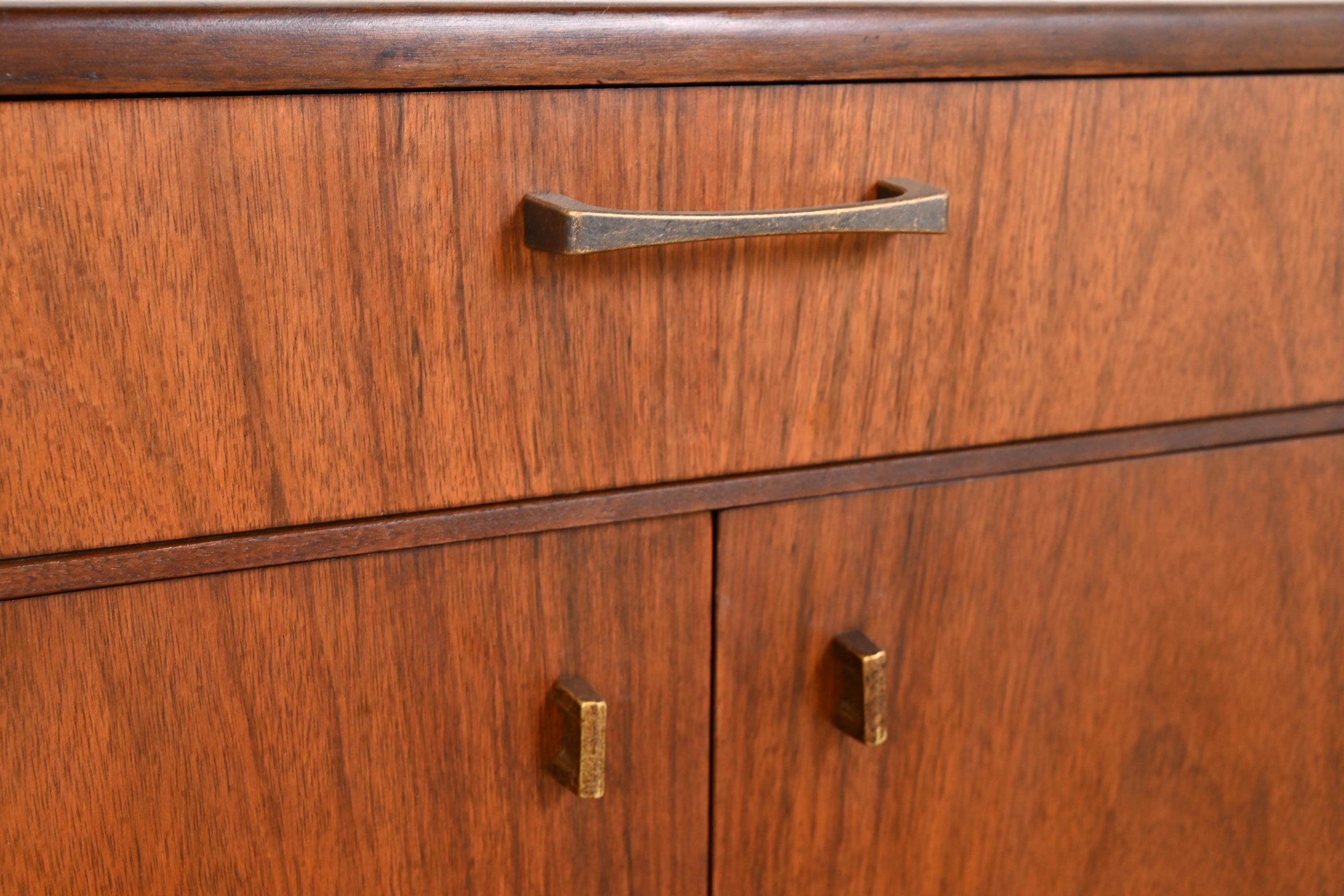 Jack Cartwright for Founders Mid-Century Modern Walnut Nightstands, Pair 7