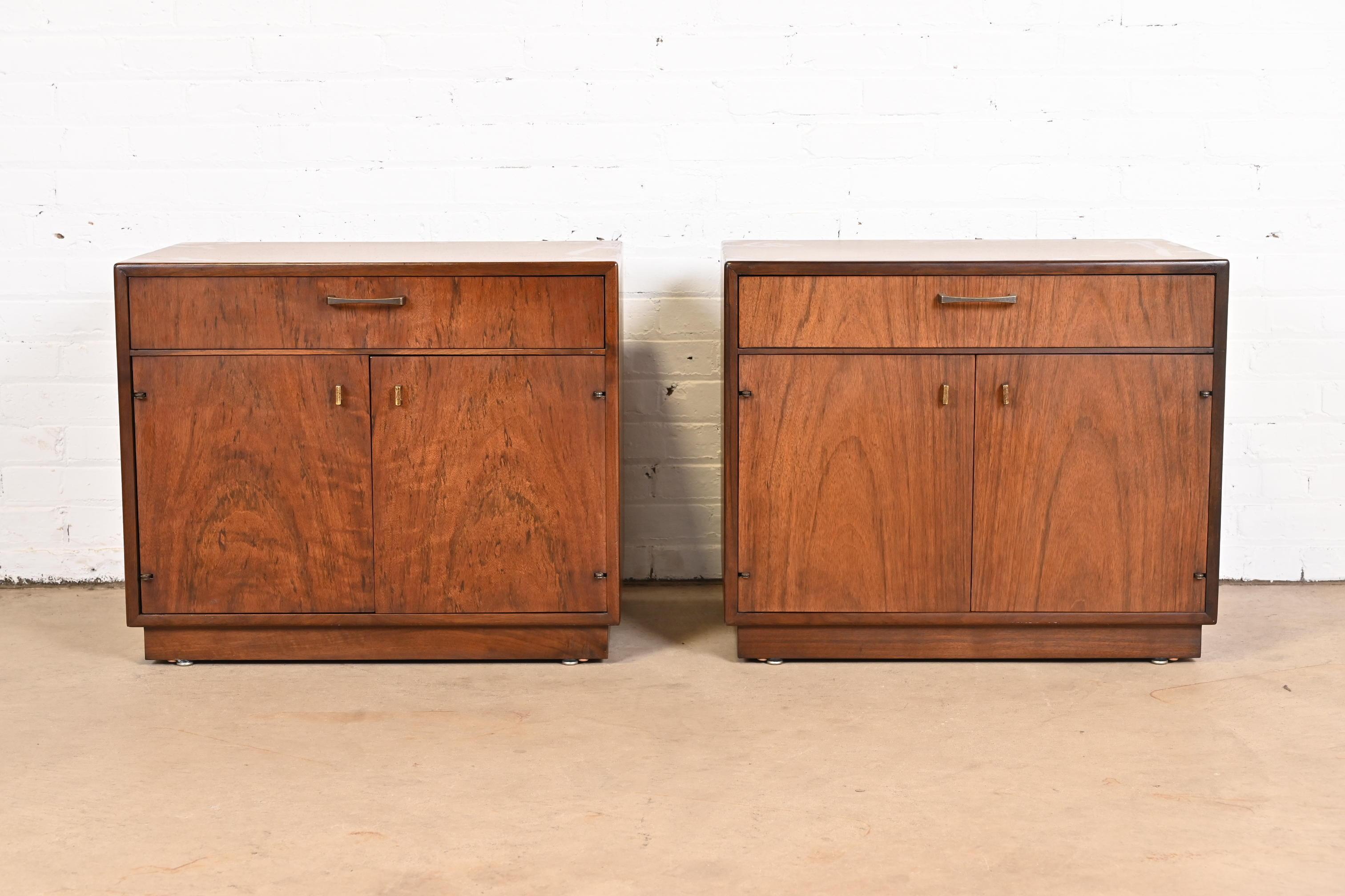 A stylish pair of Mid-Century Modern nightstands or end tables

By Jack Cartwright for Founders

USA, 1960s

Book-matched walnut, with brass hardware.

Measures: 27