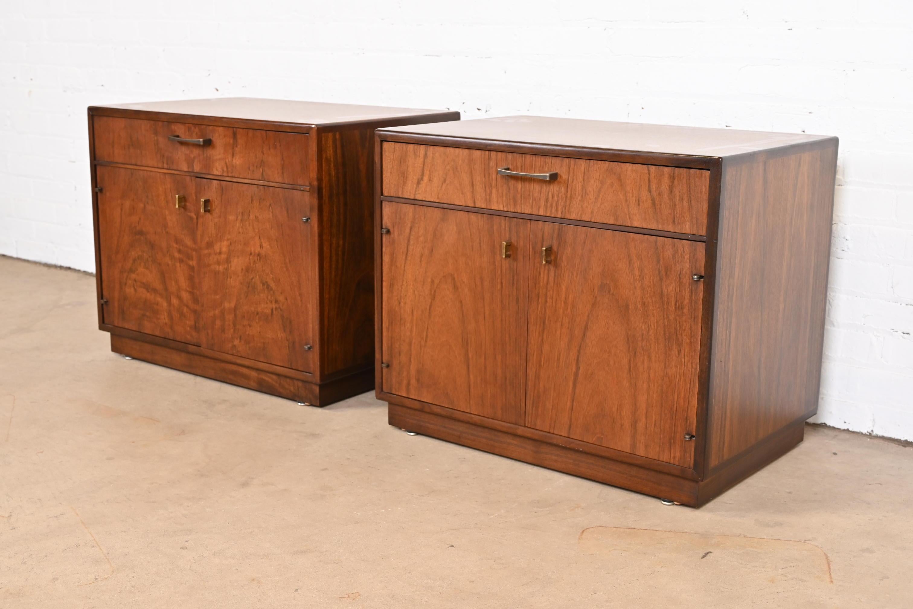 Jack Cartwright for Founders Mid-Century Modern Walnut Nightstands, Pair In Good Condition In South Bend, IN