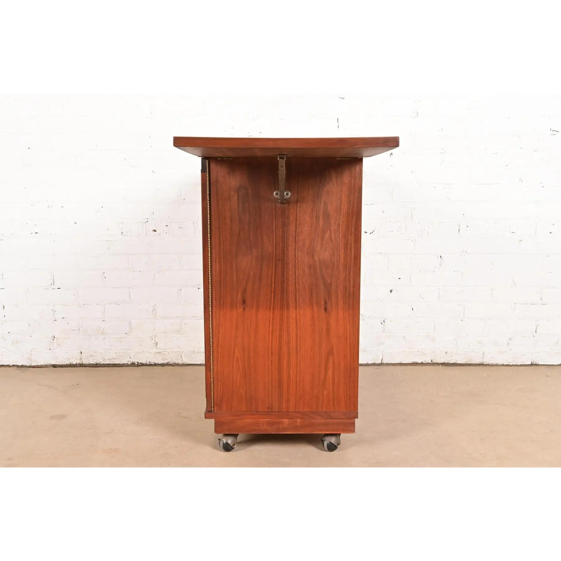 Jack Cartwright for Founders Mid-Century Modern Walnut Rolling Buffet Server For Sale 7