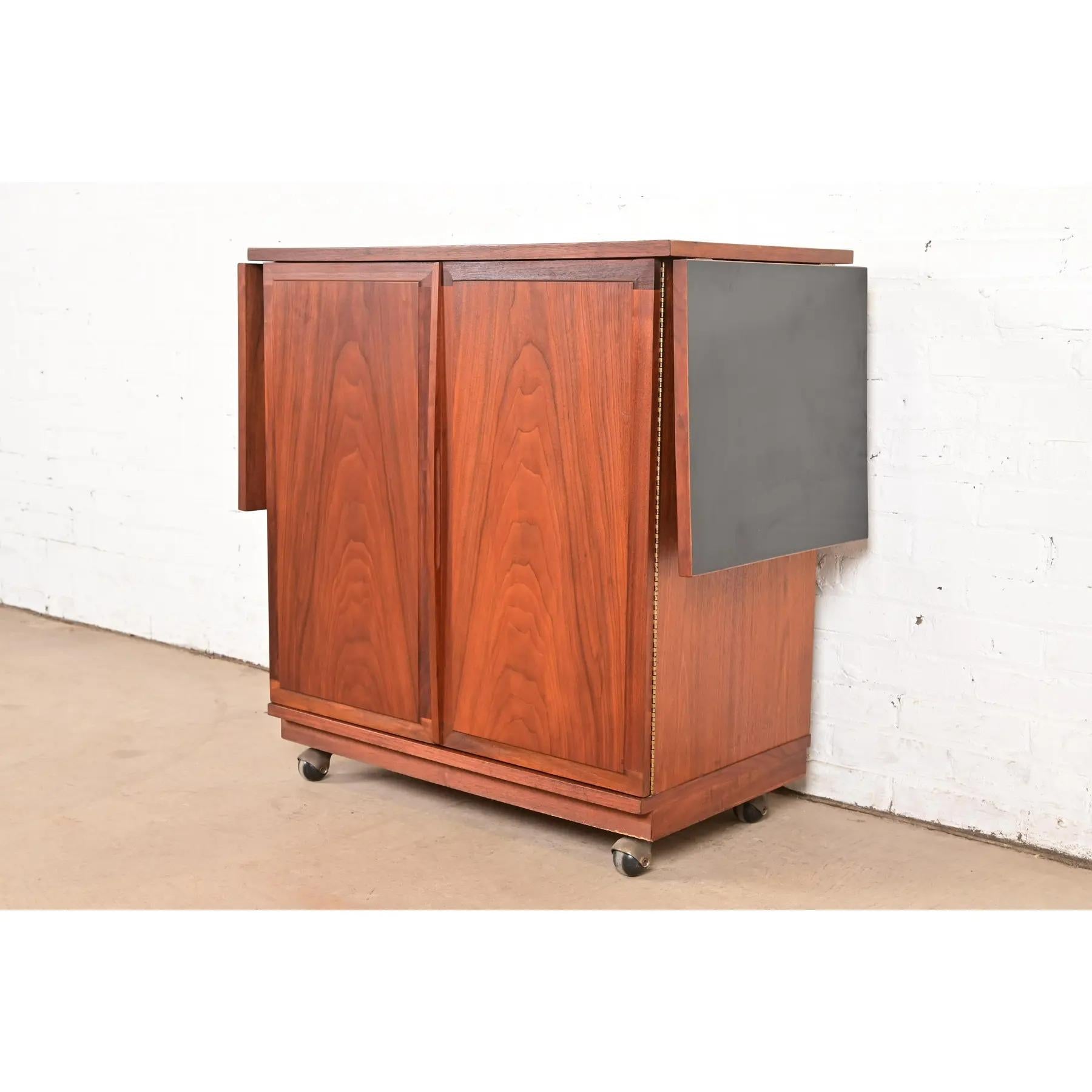 Jack Cartwright for Founders Mid-Century Modern Walnut Rolling Buffet Server In Good Condition For Sale In South Bend, IN